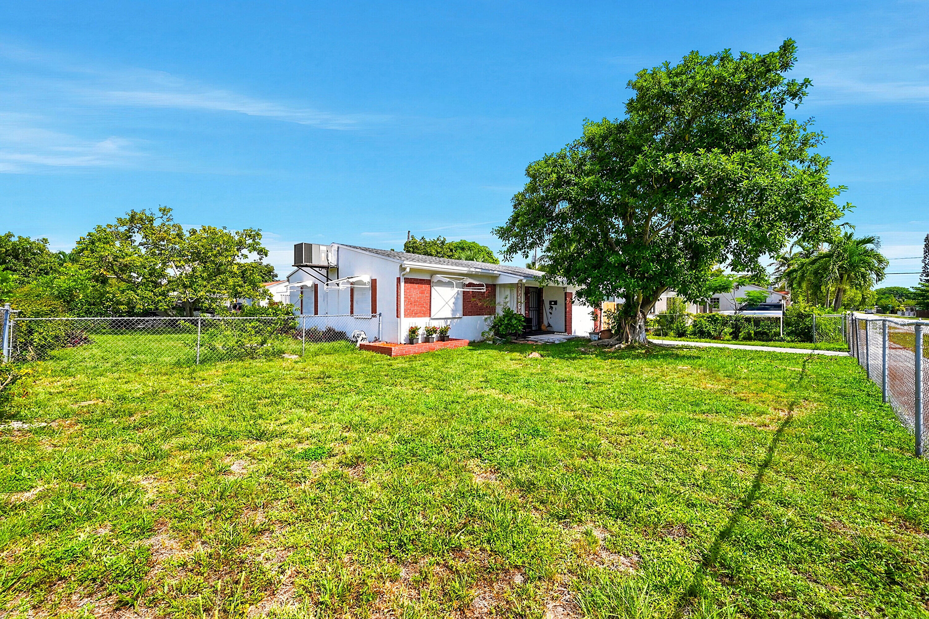 HOLLYWOOD PARK - Residential