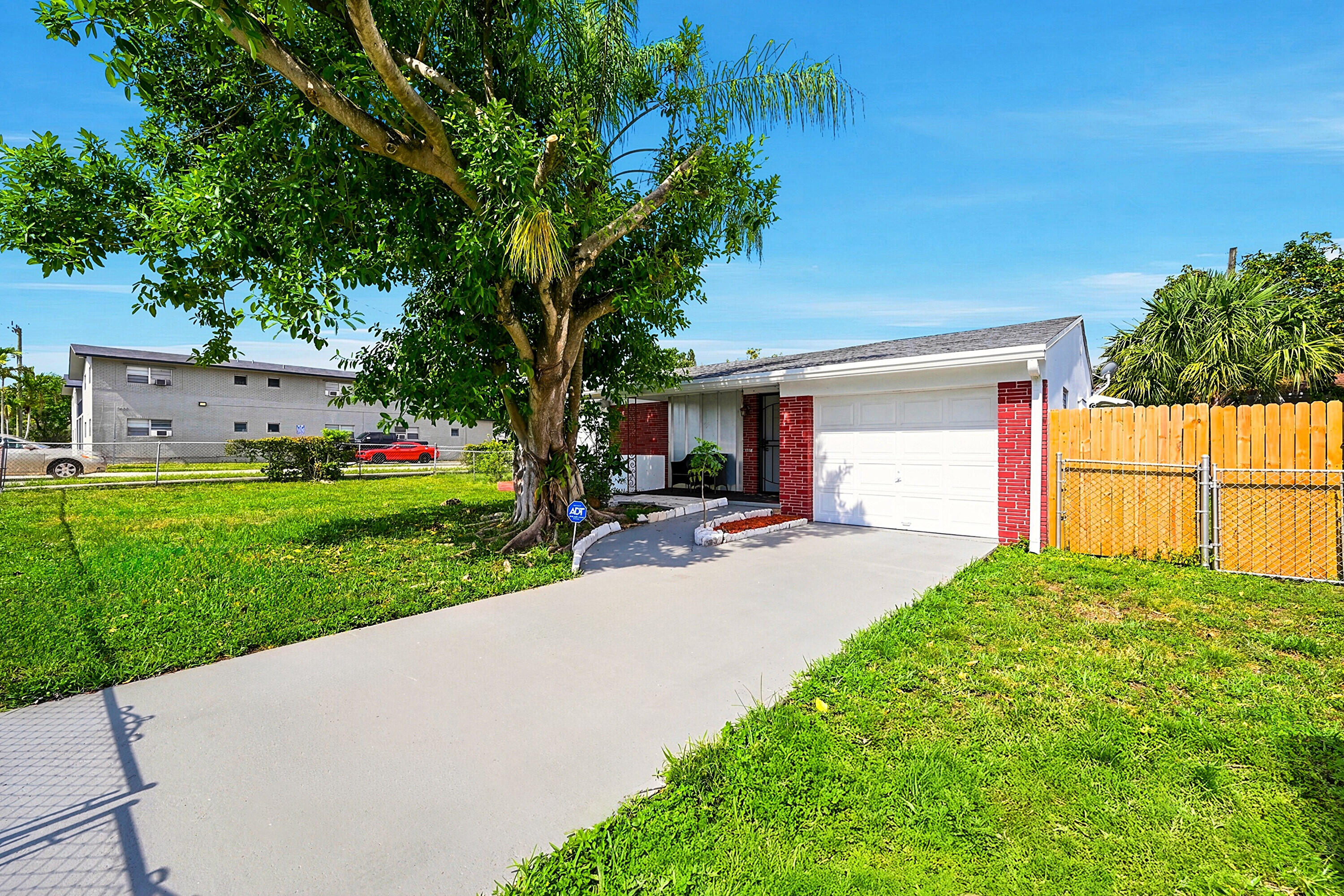 HOLLYWOOD PARK - Residential