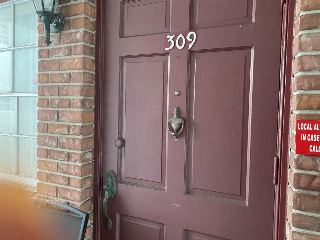 COLONIAL HOUSE CONDO - Residential