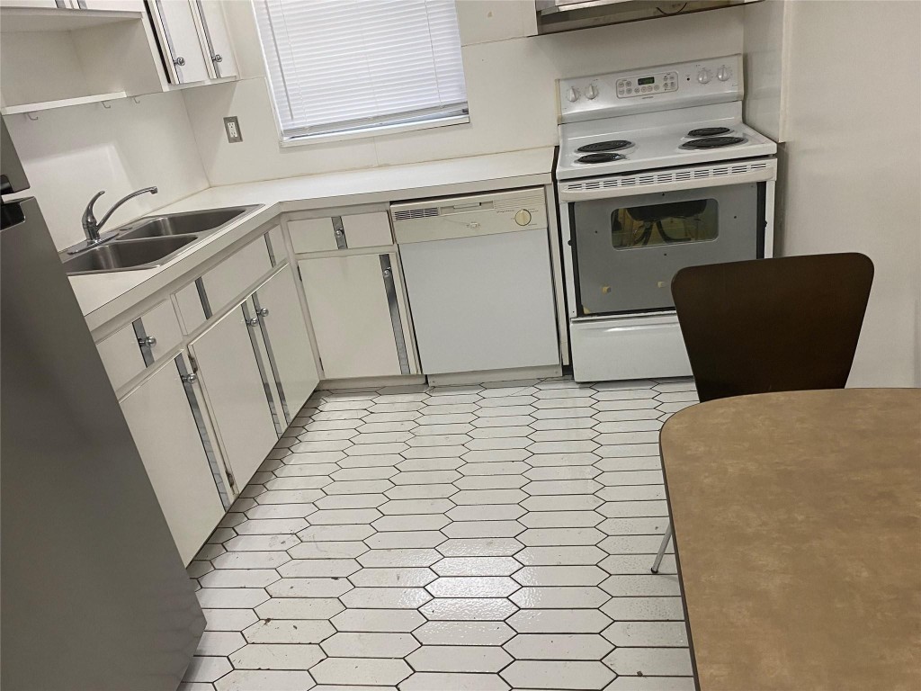 COLONIAL HOUSE CONDO - Residential