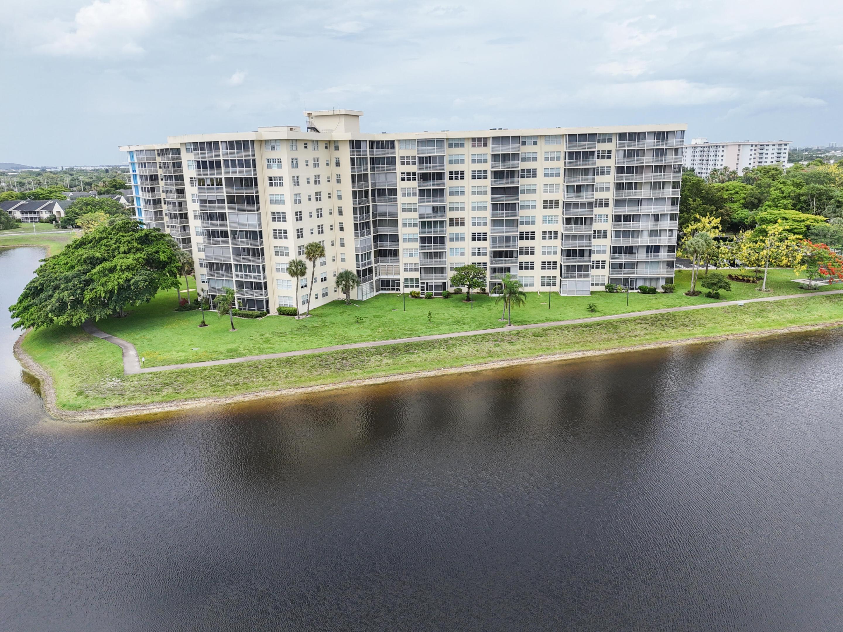 NO 52 PALM-AIRE COUNTRY CLUB - Residential