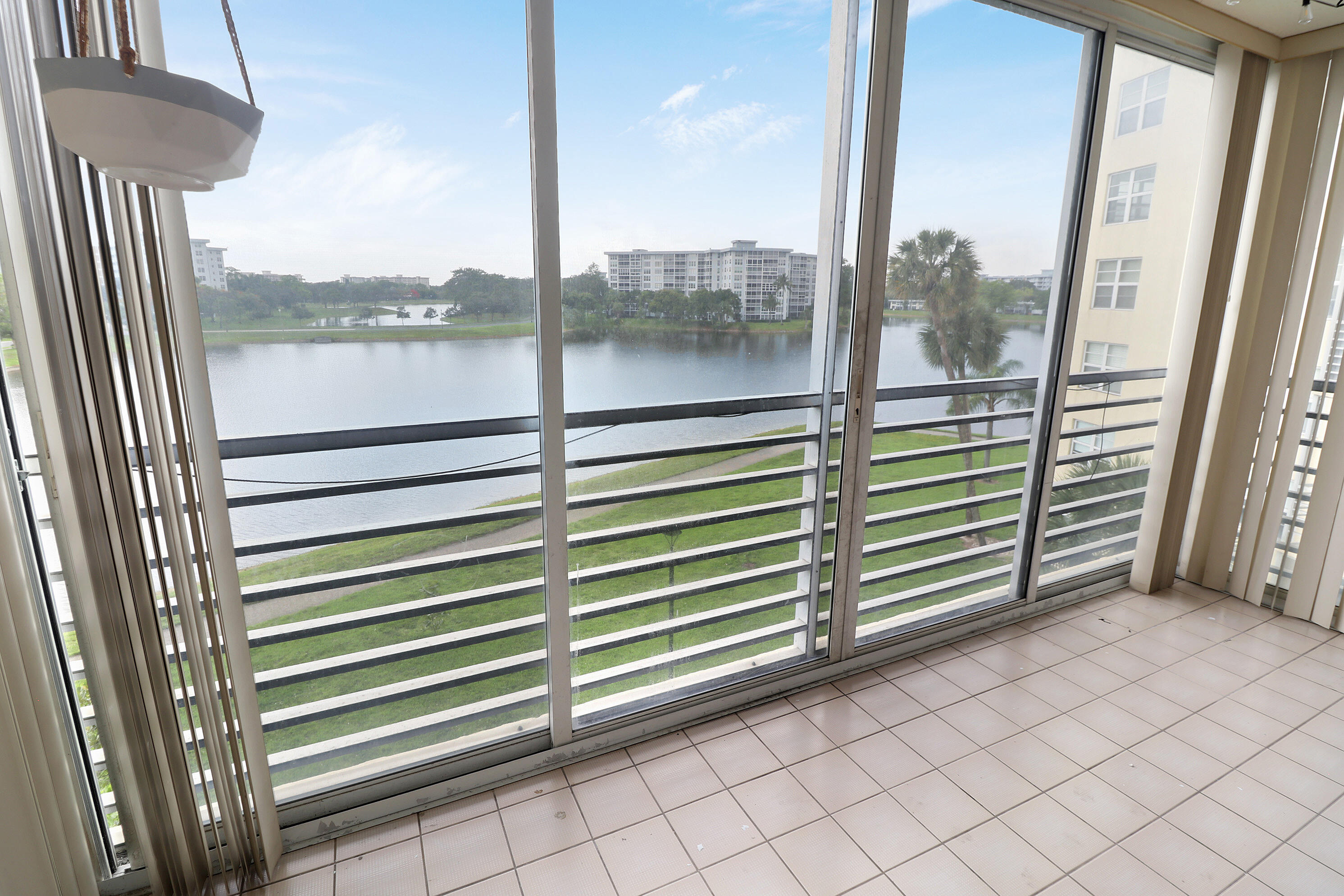 NO 52 PALM-AIRE COUNTRY CLUB - Residential