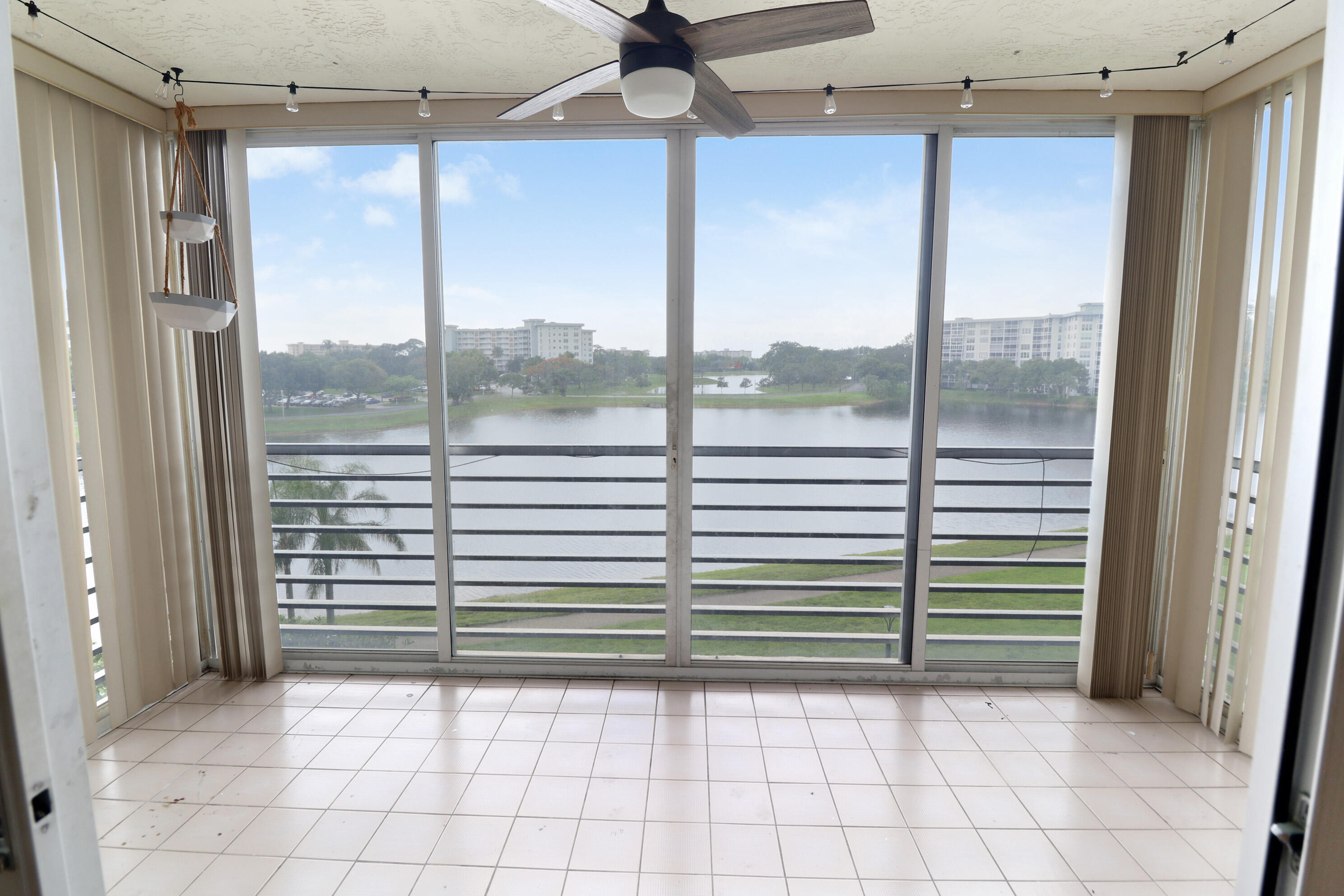 NO 52 PALM-AIRE COUNTRY CLUB - Residential