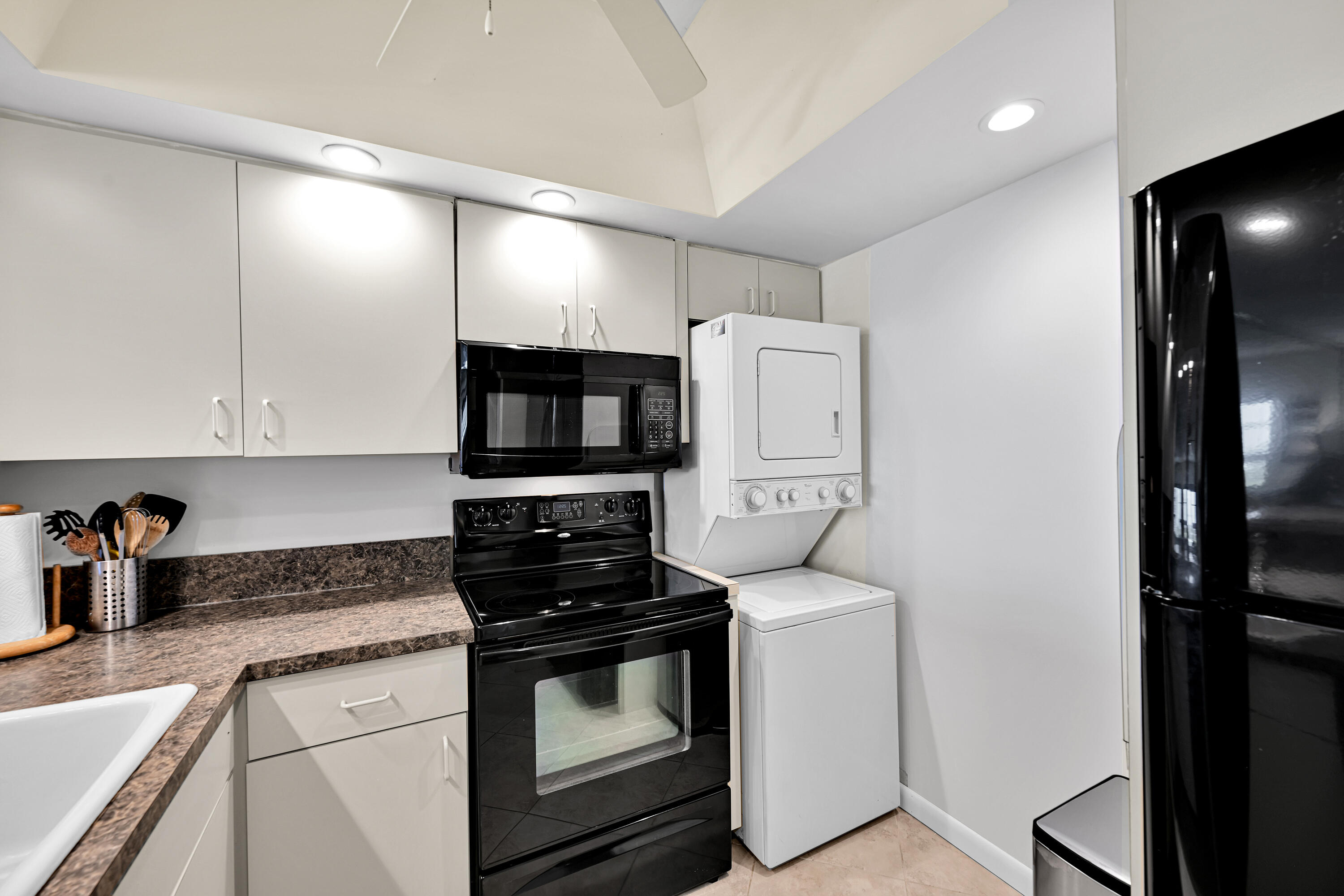 STARLIGHT TOWERS CONDO - Residential