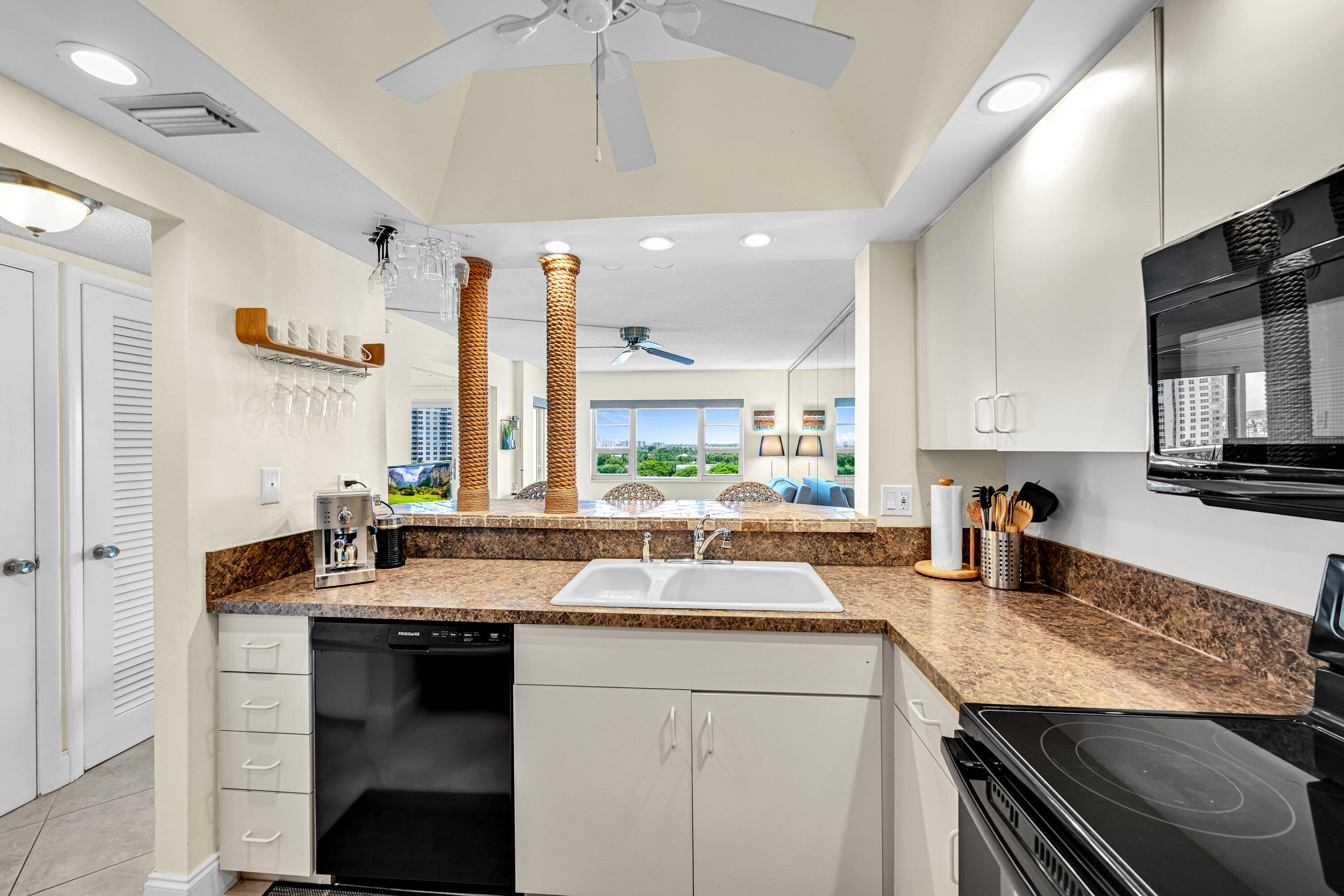 STARLIGHT TOWERS CONDO - Residential