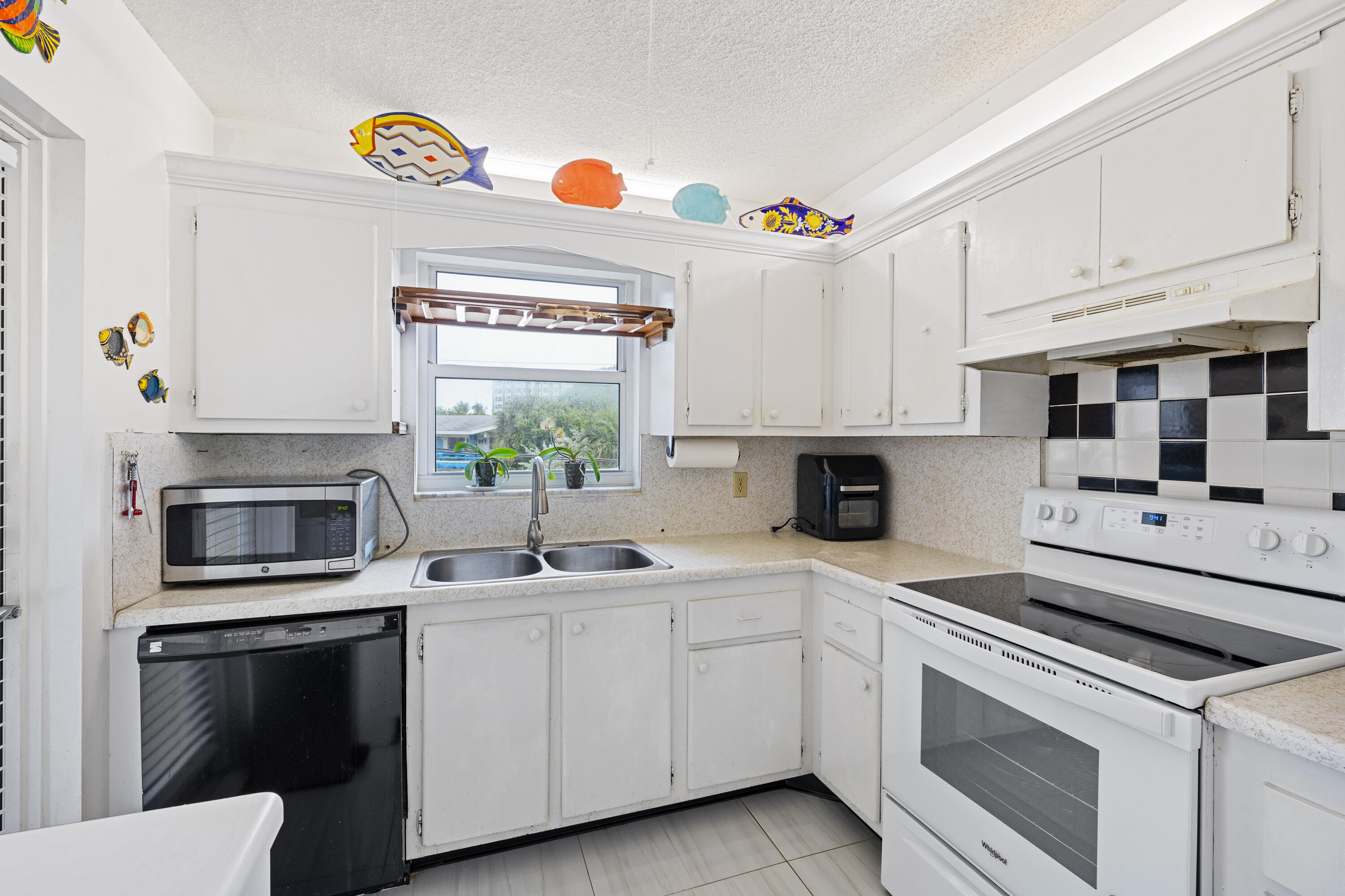 ARISTOCRAT OCEAN AND LAKEVIEW CONDOMINIUM - Residential