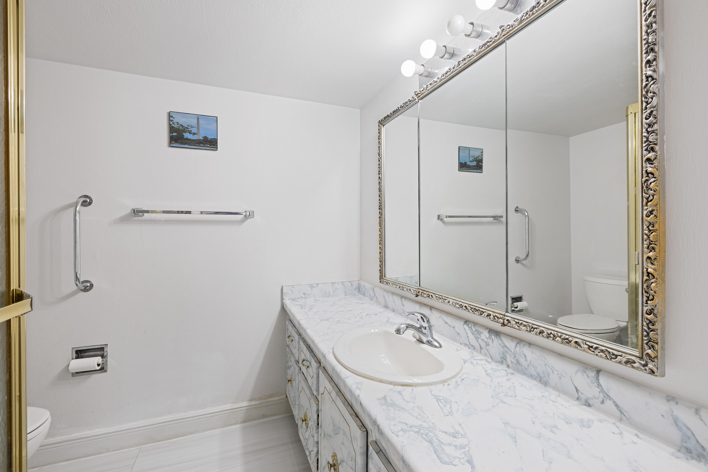 ARISTOCRAT OCEAN AND LAKEVIEW CONDOMINIUM - Residential