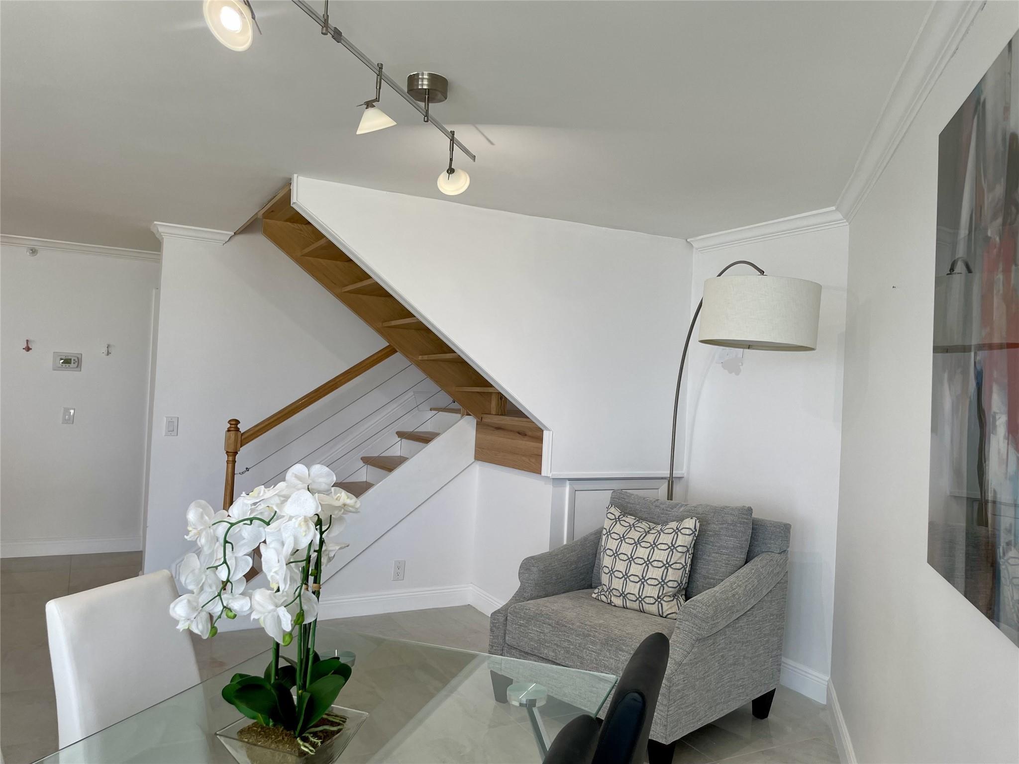 TOWNHOUSES OF HIGHLAND BE - Residential