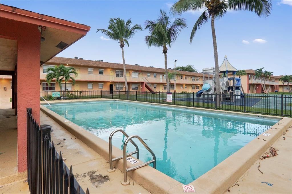 Courts at Oakland Park - Residential