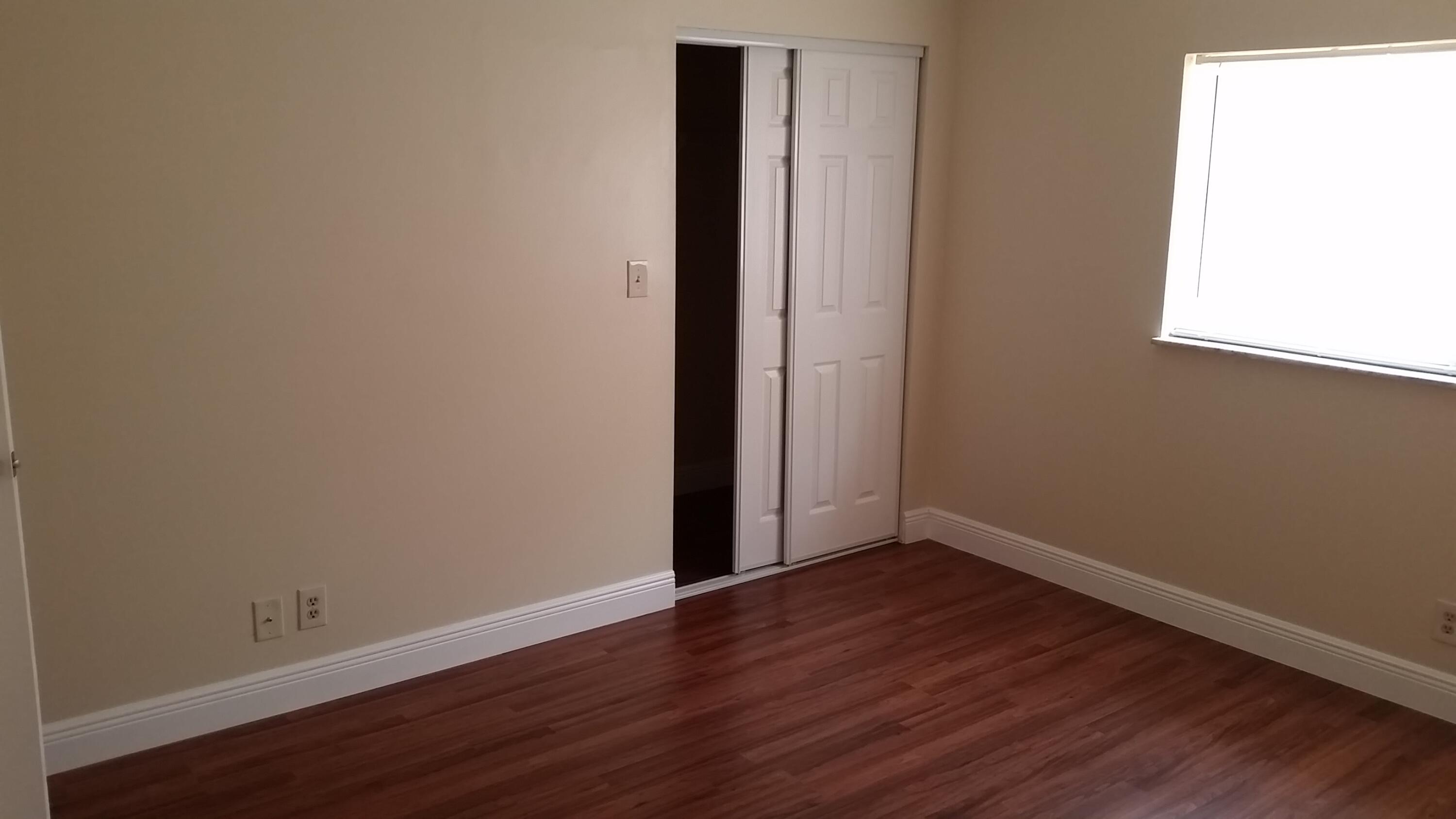ROYAL OAKS TOWNHOUSE 11 CONDO - Residential