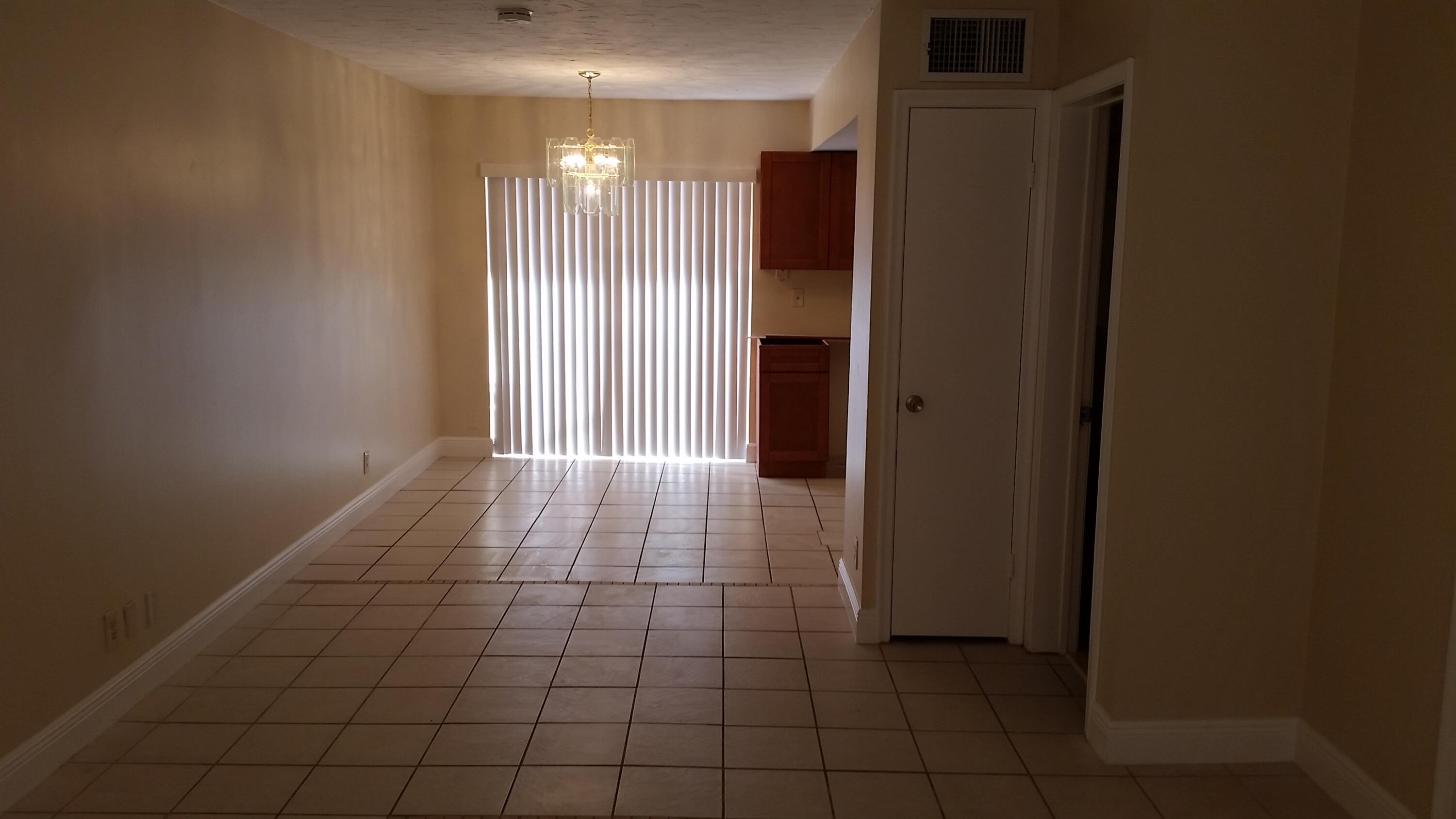 ROYAL OAKS TOWNHOUSE 11 CONDO - Residential