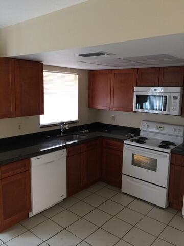 ROYAL OAKS TOWNHOUSE 11 CONDO - Residential