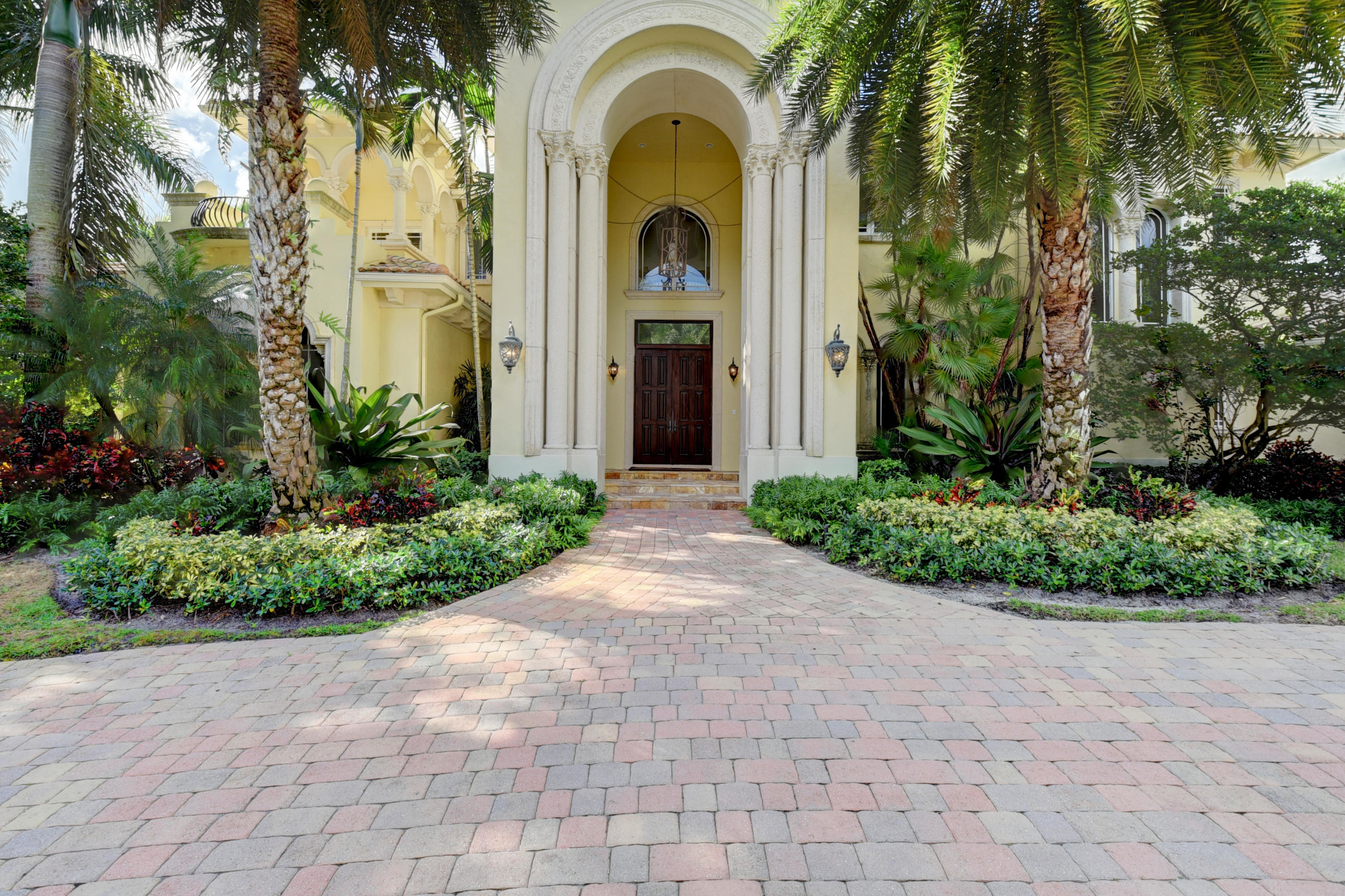 :Fabulous 6BR/7.5BA, over 11,000 SF Luxury Estate Property, located on lushly landscaped 1.095 acre lot in a very desirable upscale community
of Long Lake Estates. Large circular driveway leads to 5 car garage. Beautiful pool and entertainment are with exterior kitchen. Mahogany double door grand front
entrance. Coffered ceilings. Formal living room and dining room with views of the pool area. Fireplace. Wine Room. Chef's kitchen with top-of-a-line Viking
appliances. Big office/library. Huge master suite.