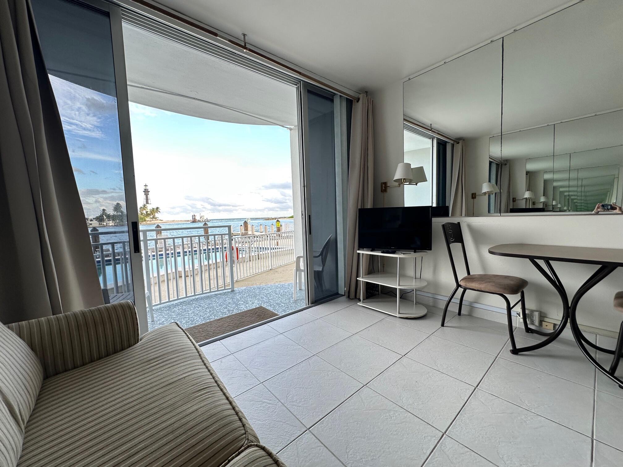 HILLSBORO SHORES EXECUTIVE - Residential