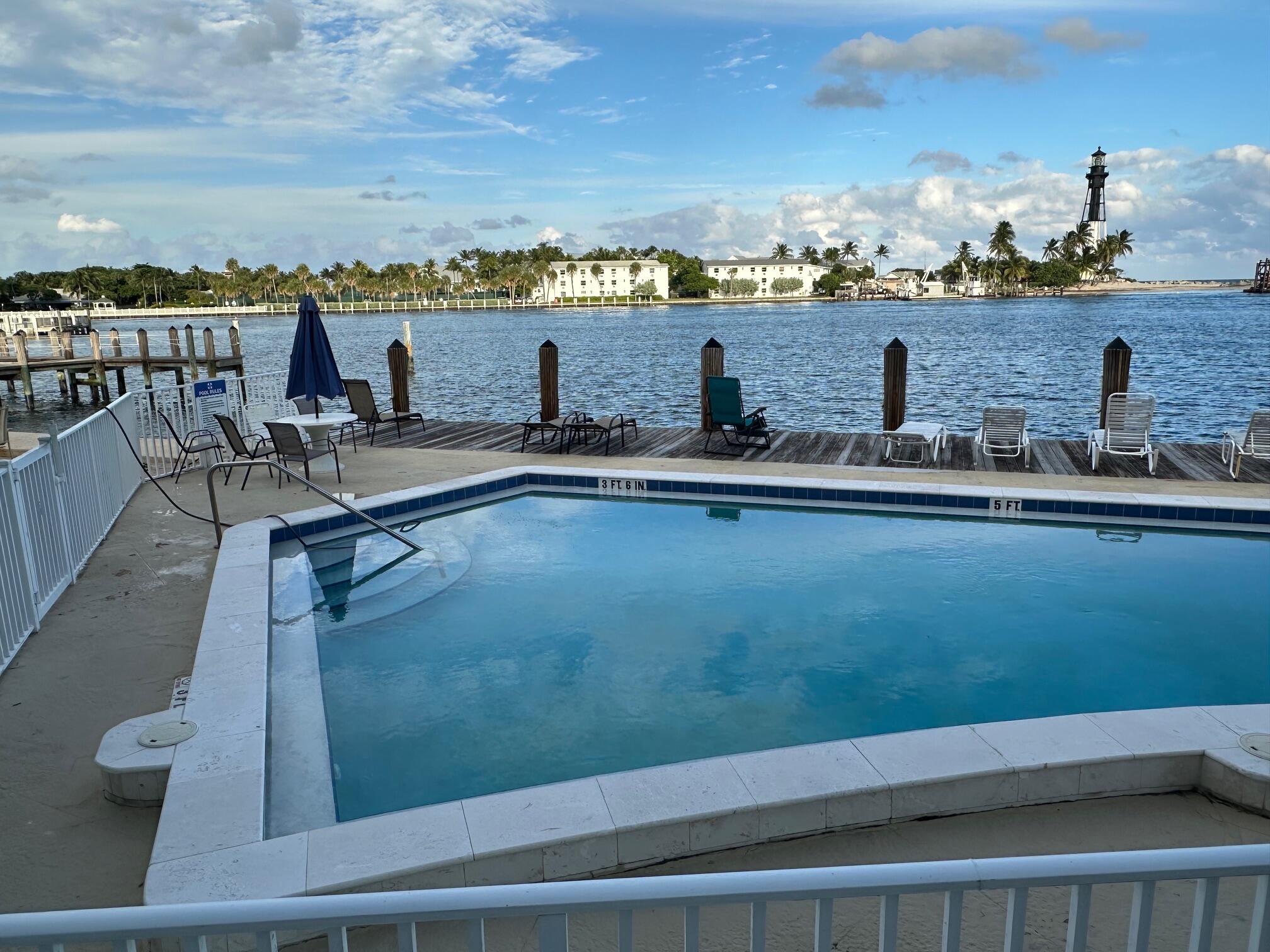 HILLSBORO SHORES EXECUTIVE - Residential