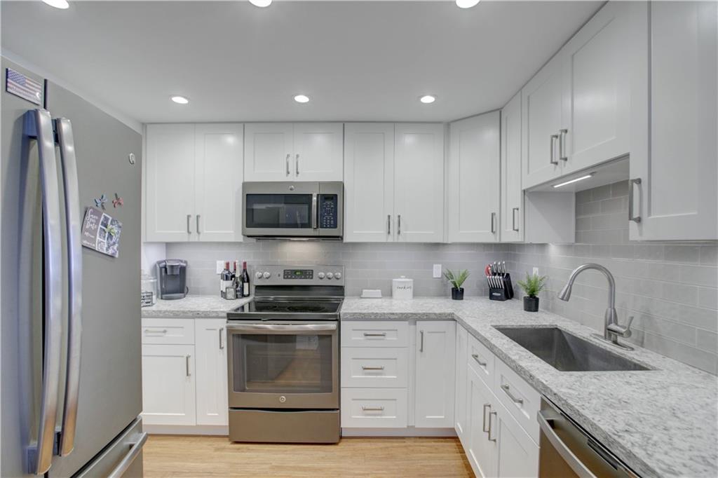 AMAZING ULTRA-LUX RENOVATION OF 1,344 SQ.FT. 2BD/2BA. OFFERING NEW BAMBOO FLOORING THROUGHOUT, IMPACT WINDOWS & DOORS, OPEN KITCHEN LAYOUT W/ GRANITE AND STAINLESS APPLIANCES AND CUSTOM ISLAND PERFECT FOR ENTERTAINING, WASHER/DRYER IN UNIT, NEW BATHS, NEW AC, WATER HEATER AND ELECTRICAL PANEL. FANTASTIC VIEWS OF THE MIDDLE RIVER AND BEAUTIFULLY LANDSCAPED COURTYARD! DON’T MISS THIS PHENOMENAL OPPORTUNITY. RELAX OR GRILL AND DINE BY THE POOL OR RIVERFRONT IN THIS LITTLE OASIS. PLENTY OF GUEST PARKING. MAINTENANCE INCLUDES WI-FI AND CABLE - CURRENTLY BEING UPGRADED TO FIBER OPTIC. EAST POINT TOWERS OFFERS GREAT AMENITIES: HEATED POOL, GYM, CARD ROOM, LIBRARY, COMMUNITY ROOMS, SAUNA, SUN DECK, CAR WASH, PRIVATE DOCKAGE AVAILABLE.