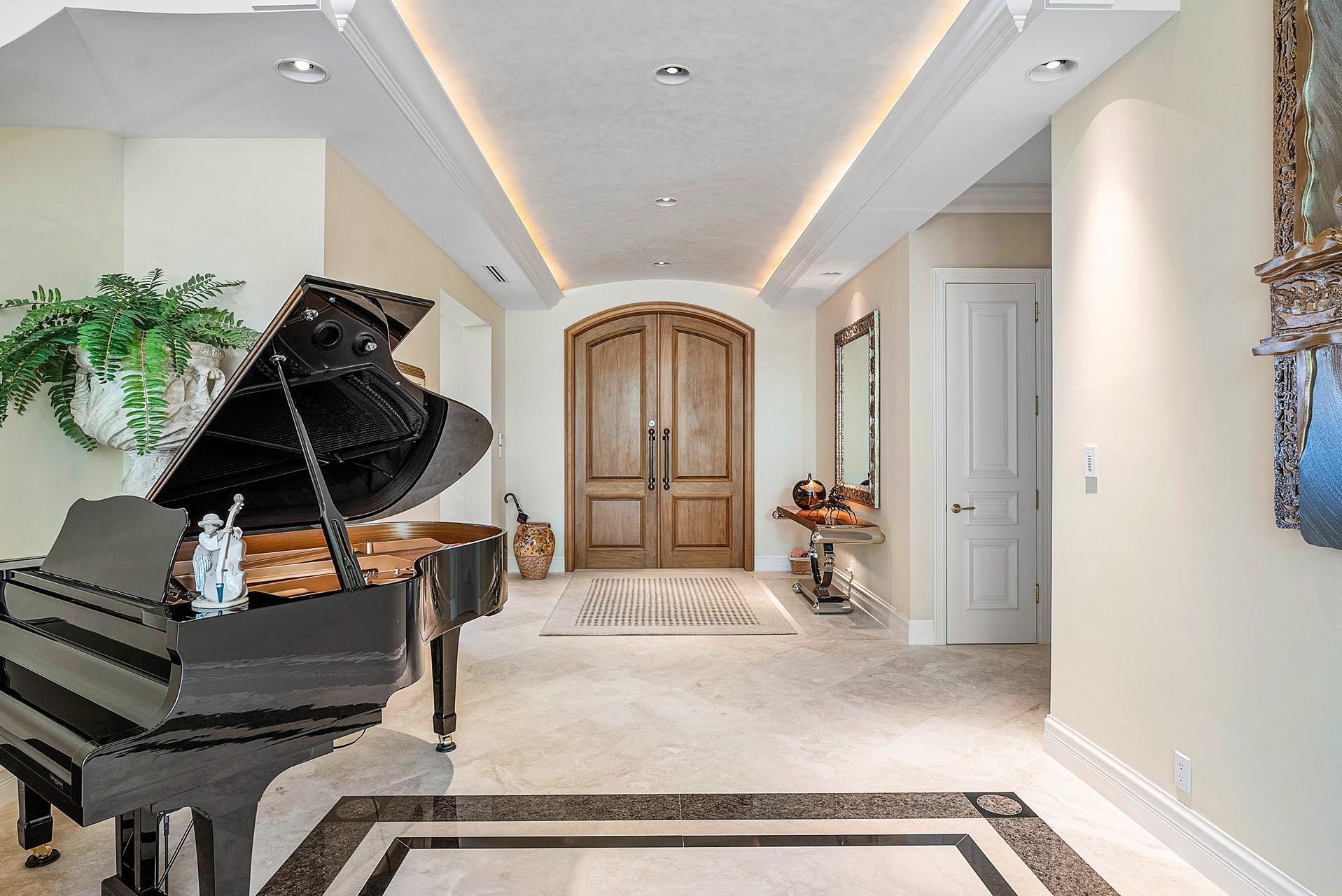 ROYAL PALM YACHT & COUNTRY CLUB - Residential