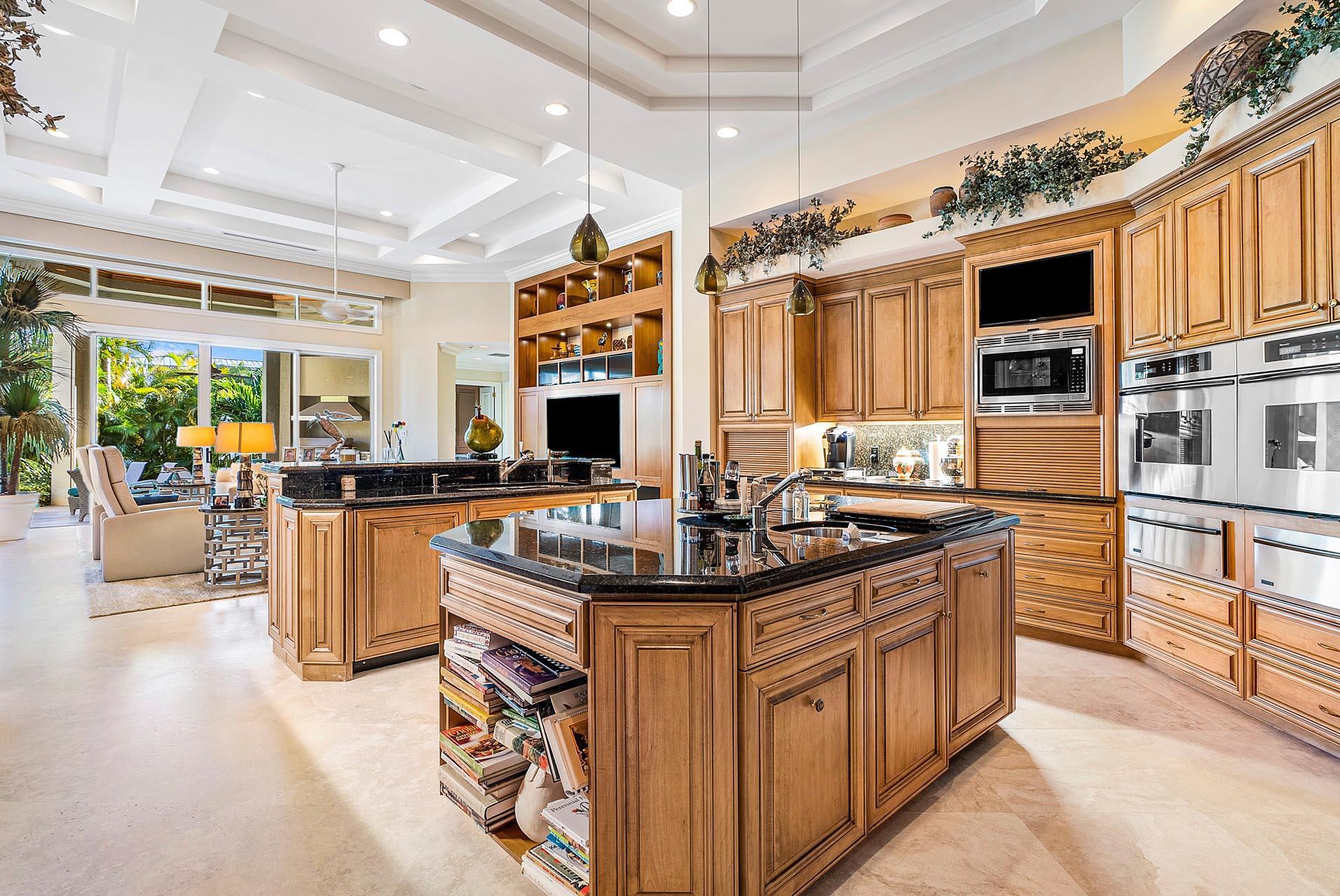 ROYAL PALM YACHT & COUNTRY CLUB - Residential