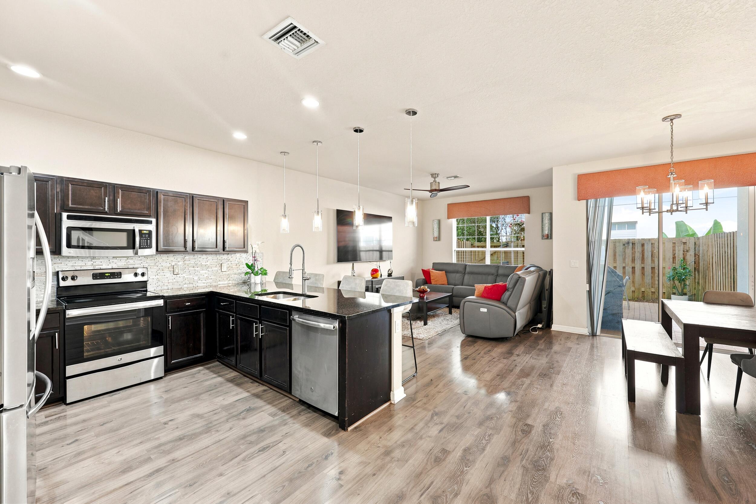 CHARLESTON COMMONS - Residential