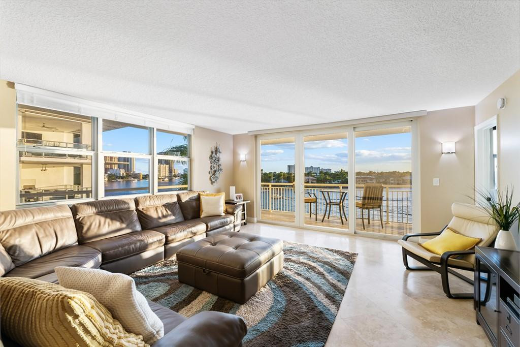 BAYSHORE TOWERS - Residential