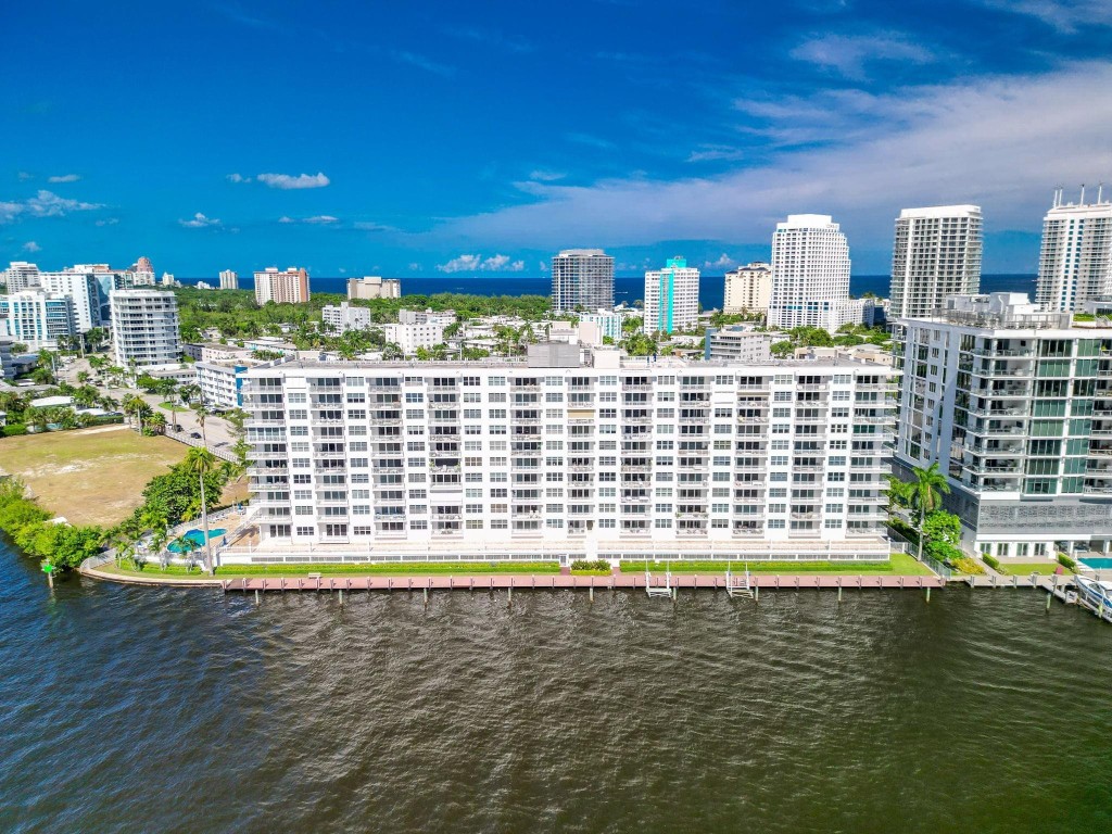 BAYSHORE TOWERS - Residential