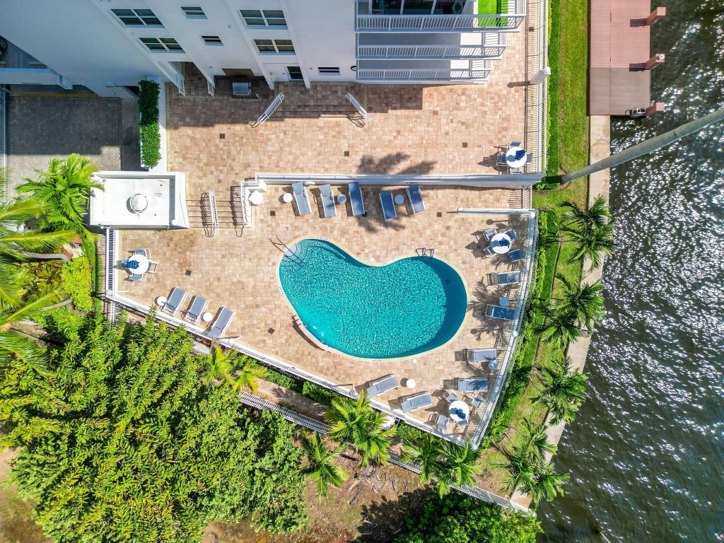 BAYSHORE TOWERS - Residential