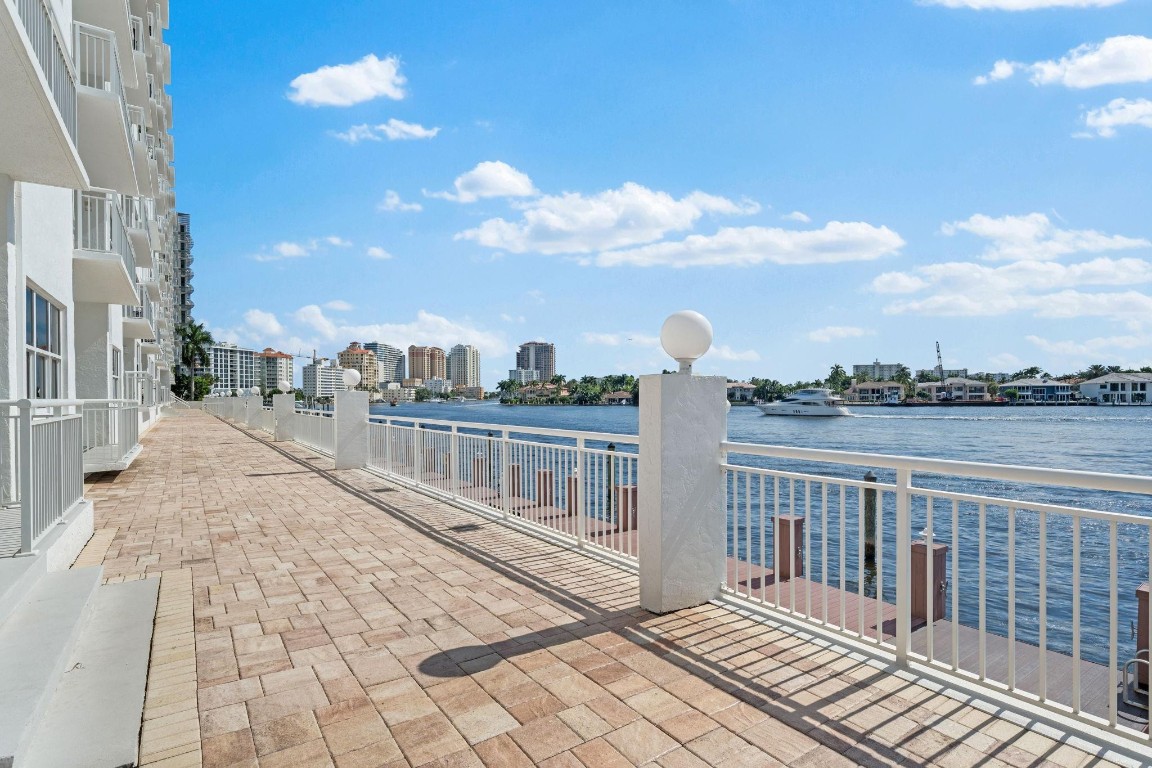 BAYSHORE TOWERS - Residential