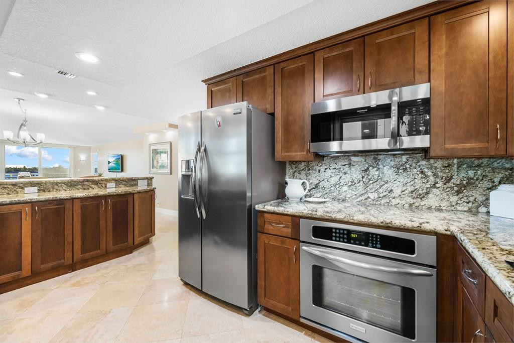 BAYSHORE TOWERS - Residential