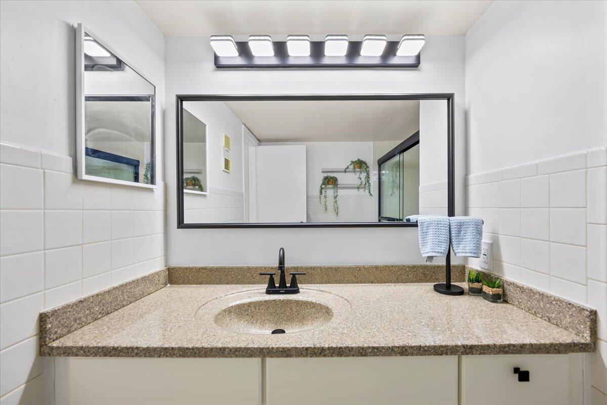 ROLLING HILLS GOLF AND TENNIS - Residential Lease