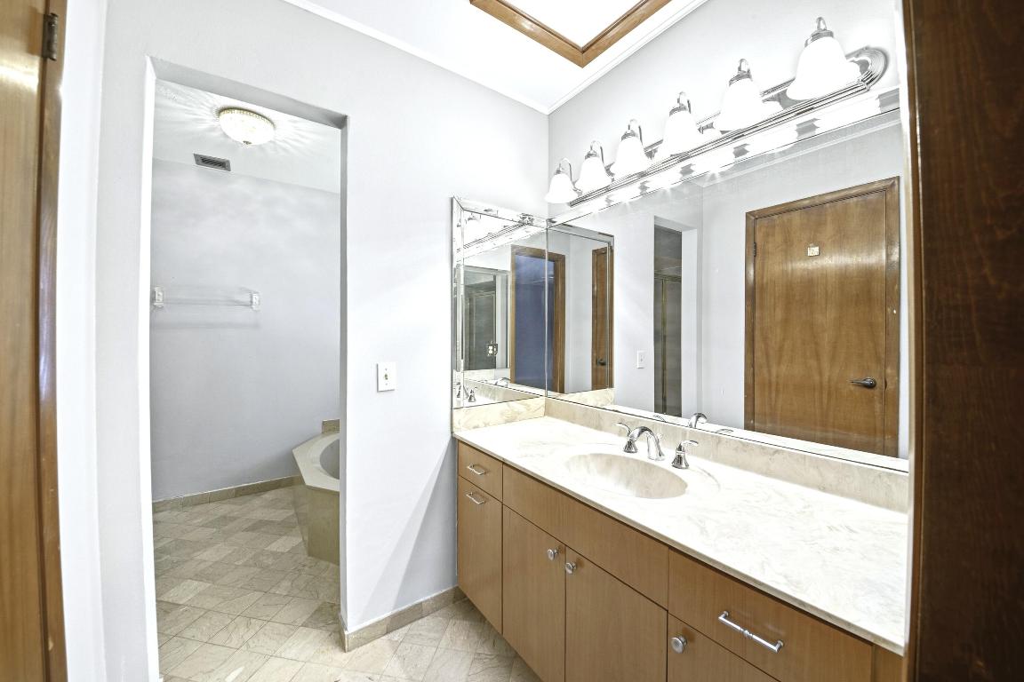 HOLLYWOOD CENTER - Residential