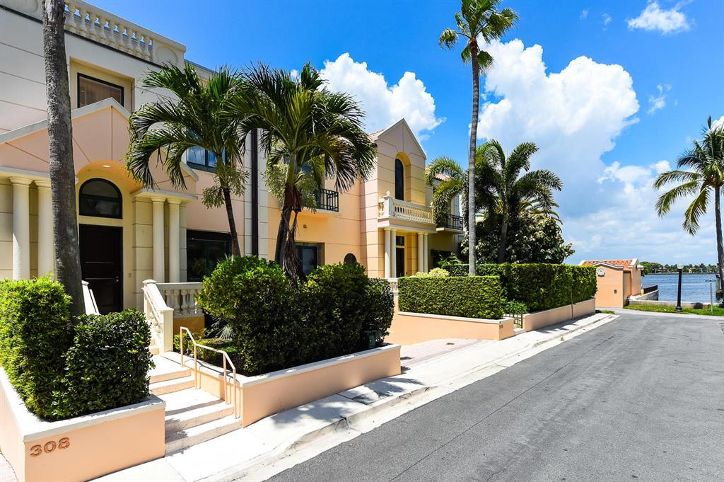 Beautiful 3BR/4.1BA In-Town Villa Plati Town house with spectacular Intracoastal views. Features eat-in chef's kitchen with breakfast area, dining room, and den with built-ins. Stunning master suite with spacious bath, walk-in closet, and large balcony. Light-filled living room leads to charming covered terrace. Ideally located just minutes from shops, restaurants, the beach, and the Lake Trail. To be sold As Is. All sizes approximate and subject to errors and verification. Sq. Ft. as per county tax rolls.