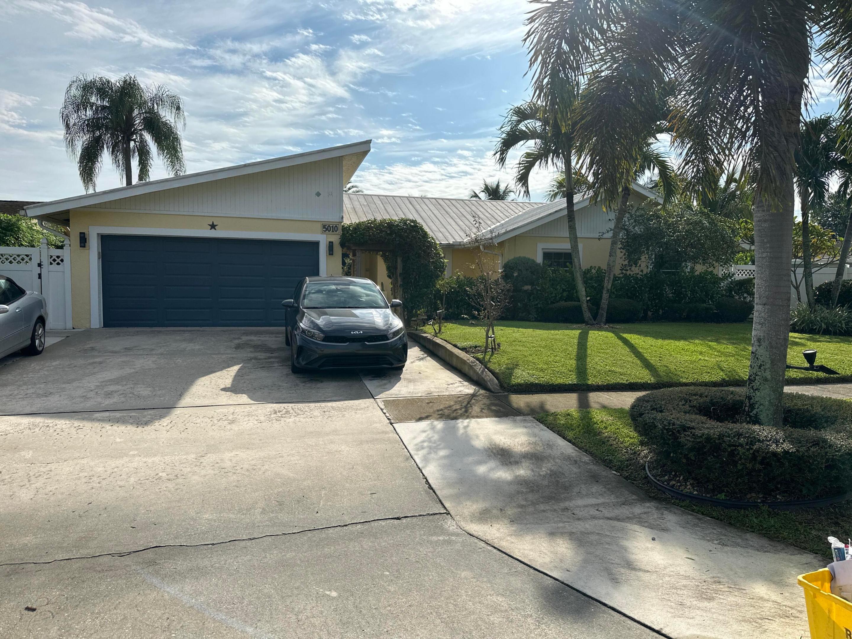 Well maintained single family back to a beautiful lake, close to shops and restaurants. Family oriented neighborhood. The house is equipped with generator, solar power system, impact windows and doors. Nice landscape and large driveway. Screen porch, salt water private pool, and outdoor cookout. Recently renovated with open floor and spilt bedroom plan. A must see. Tenant occupied....Showings available with appointments only. Agents must call Sarah accordingly.