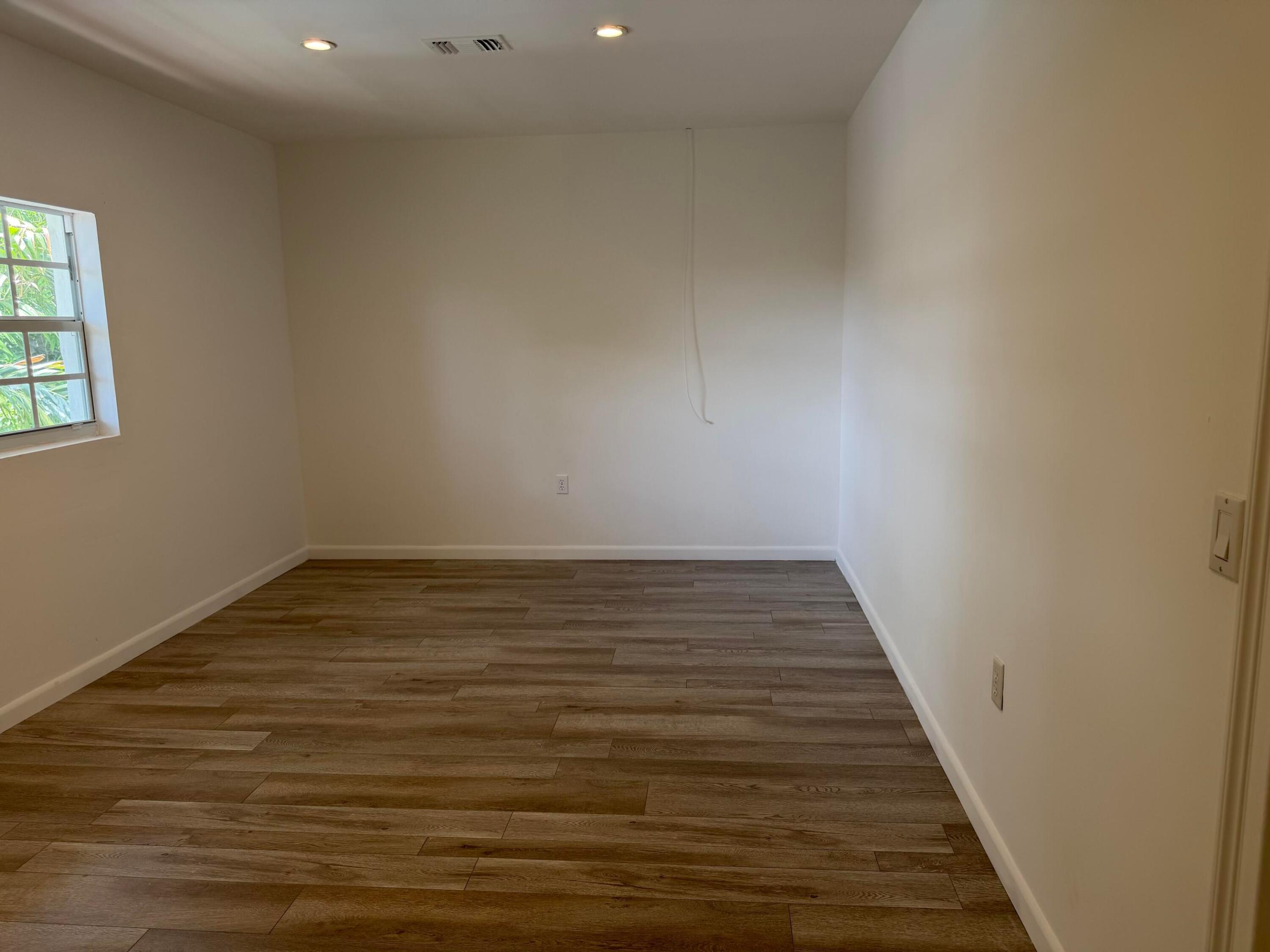 HOLLYWOOD HILLS NORTH SEC ONE - Residential Lease