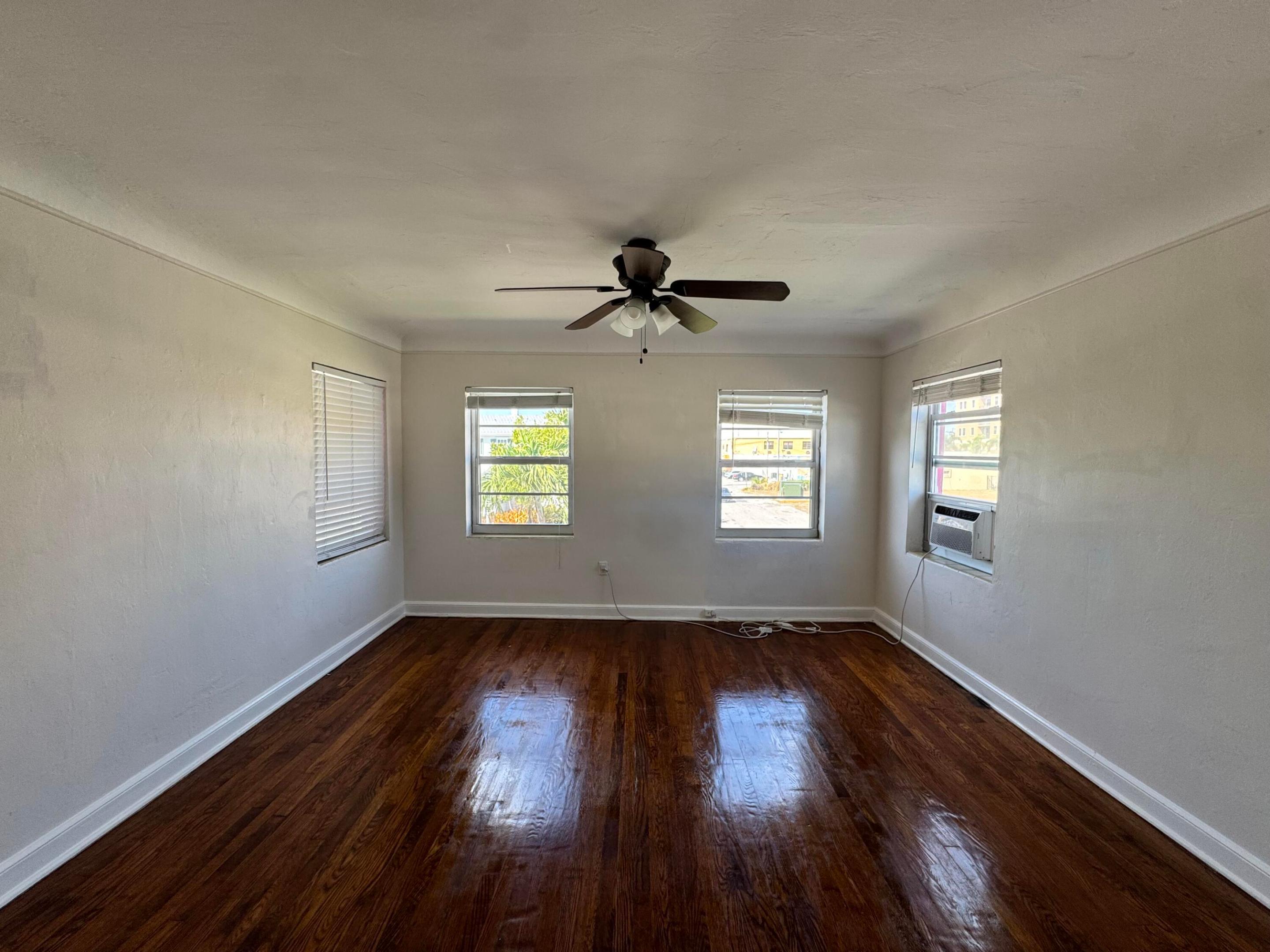 LAKE WORTH TOWN OF - Residential Lease