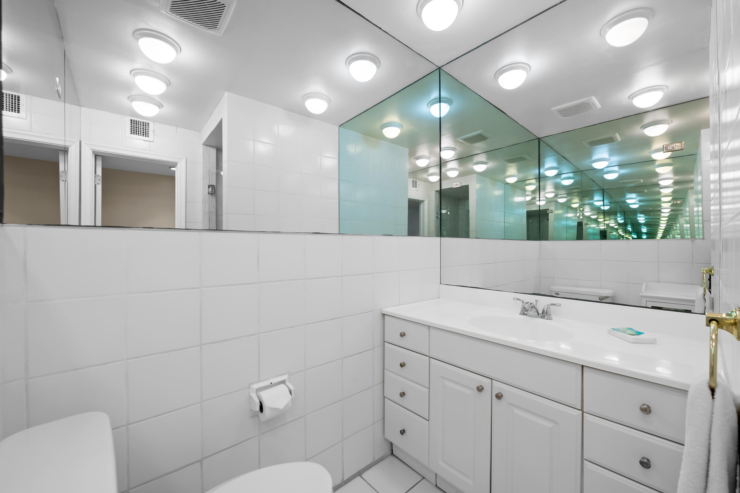 HOLIDAY ISLE YACHT CLUB CONDO - Residential Lease