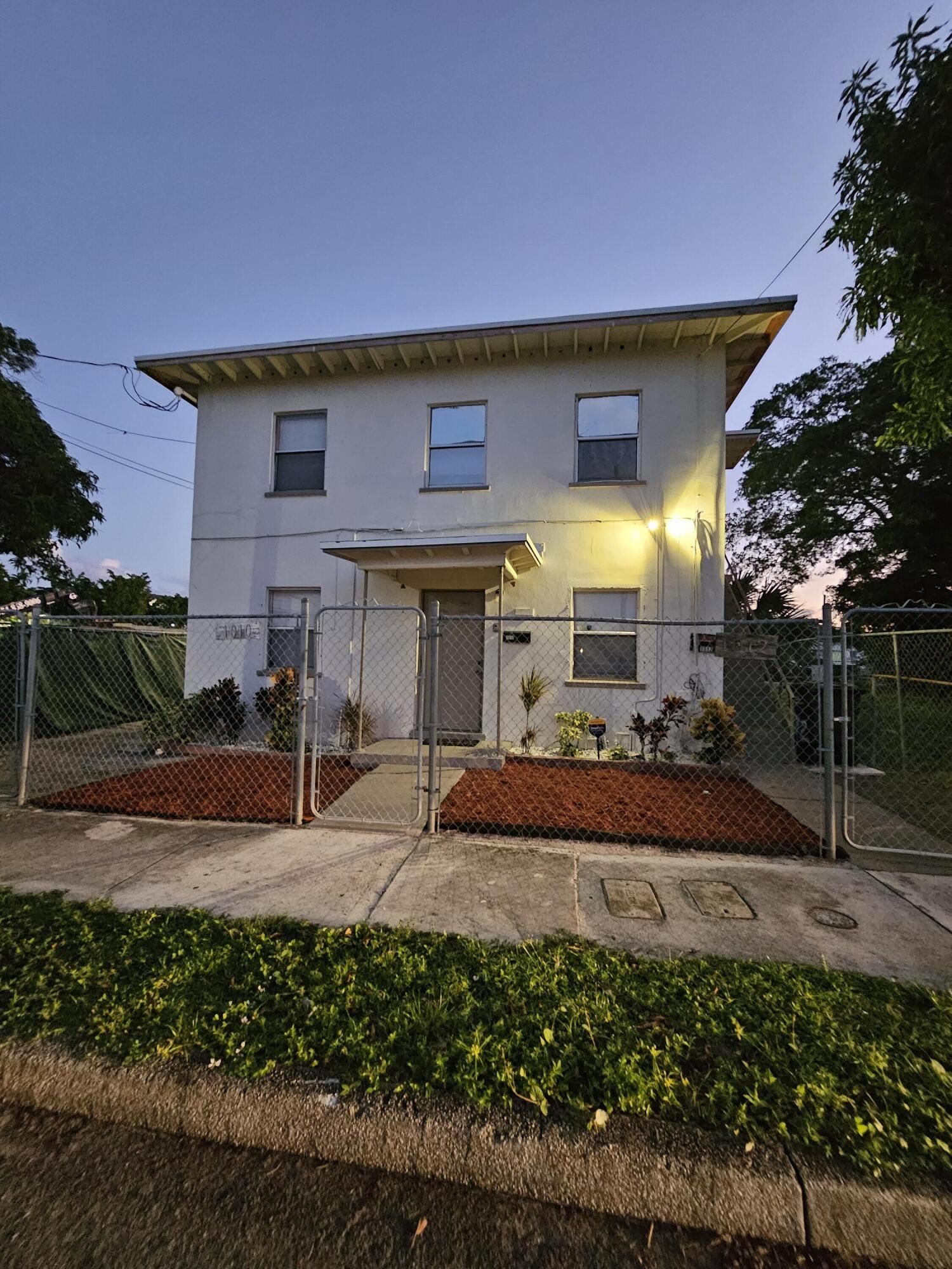The apartment offers a clean layout with brand new AC Unit, fresh maintenance, and natural light. Comfortable, quiet retreat that gives you the peace of mind you deserve. Clean floors, freshly painted walls and spotless throughout. Managers keep things functional and responsive. This is a classic, established neighborhood that is actively transforming. Right down the block, you can see the change happening with brand-new residential buildings going up and local storefronts, cafes, and markets opening. You get the financial benefit of a good rent price while being right on the edge of the area's newest hotspot. Easy access to I-95 makes getting to work simple. Schedule a tour today to see a genuinely good unit in an area that's building for the future.