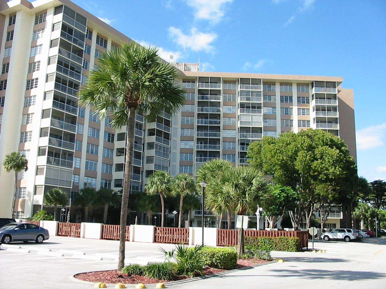 COUNTRY CLUB TOWER OF CORAL - Residential