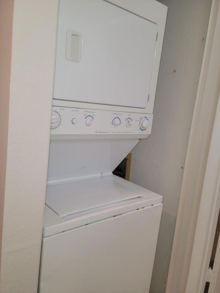 MIDPORT PLACE II, A CONDOMINIUM - Residential Lease
