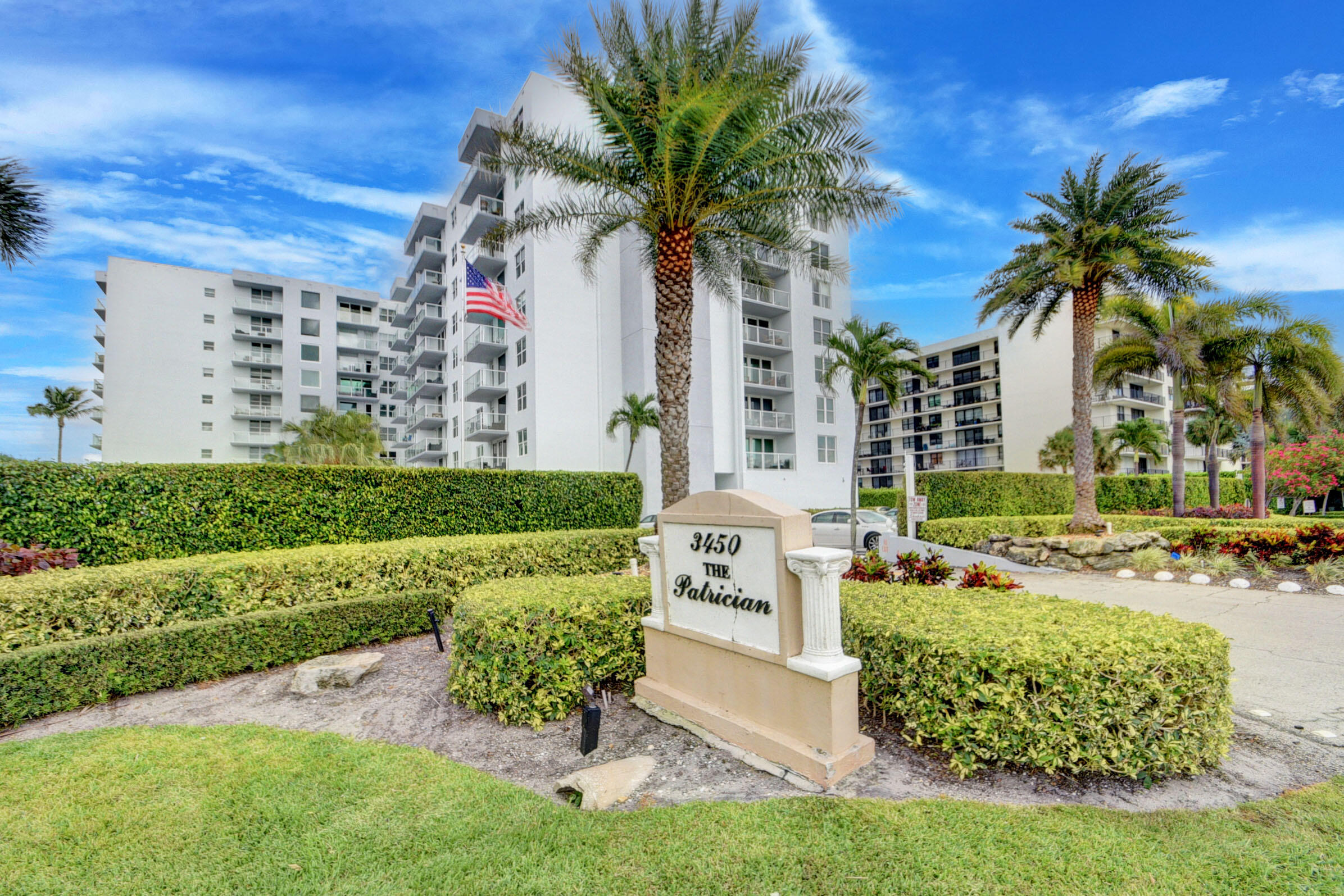 PATRICIAN OF PALM BEACH COND 35-44-43, N 275 FT OF - Residential Lease