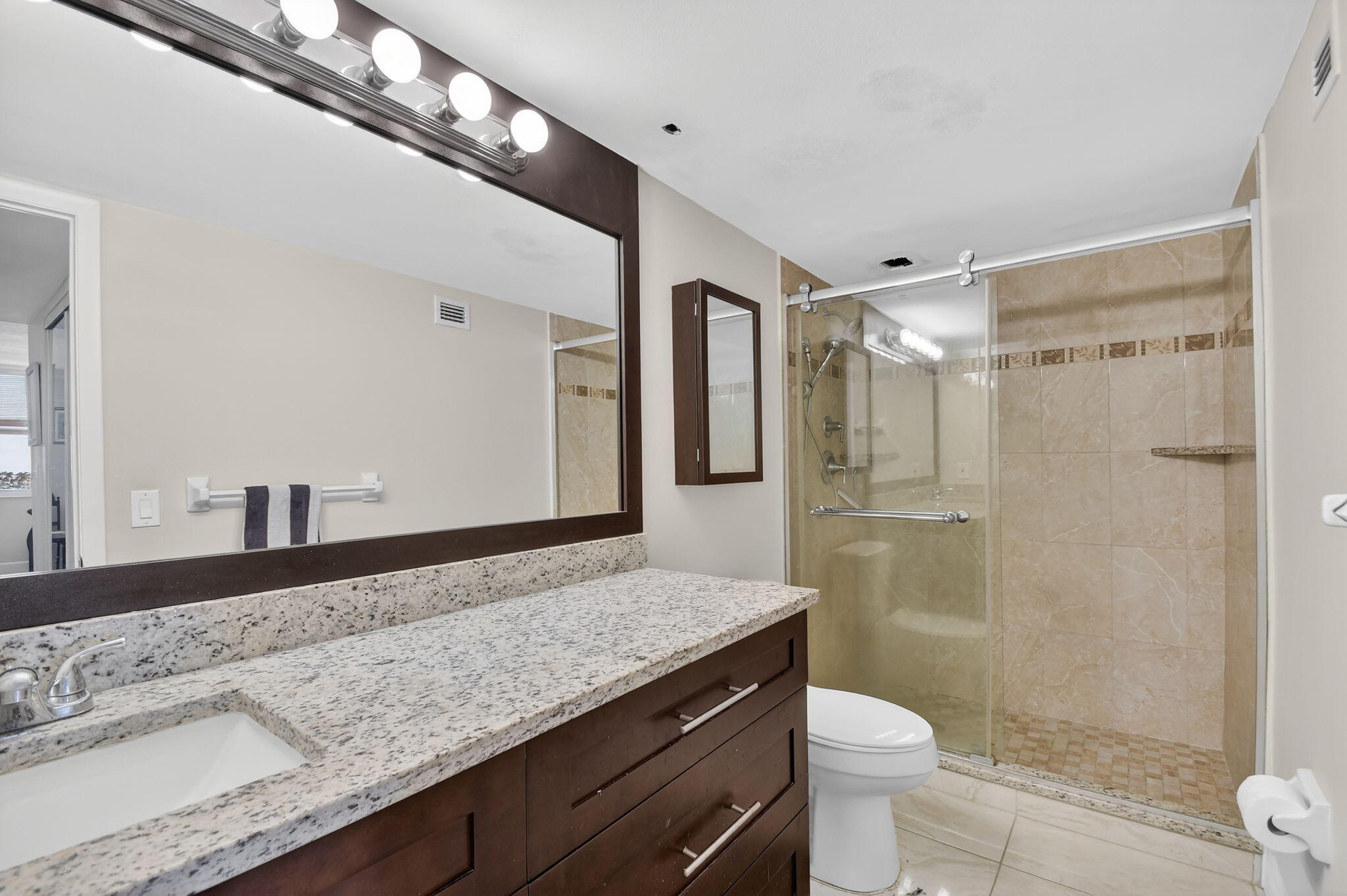 PATRICIAN OF PALM BEACH COND 35-44-43, N 275 FT OF - Residential Lease
