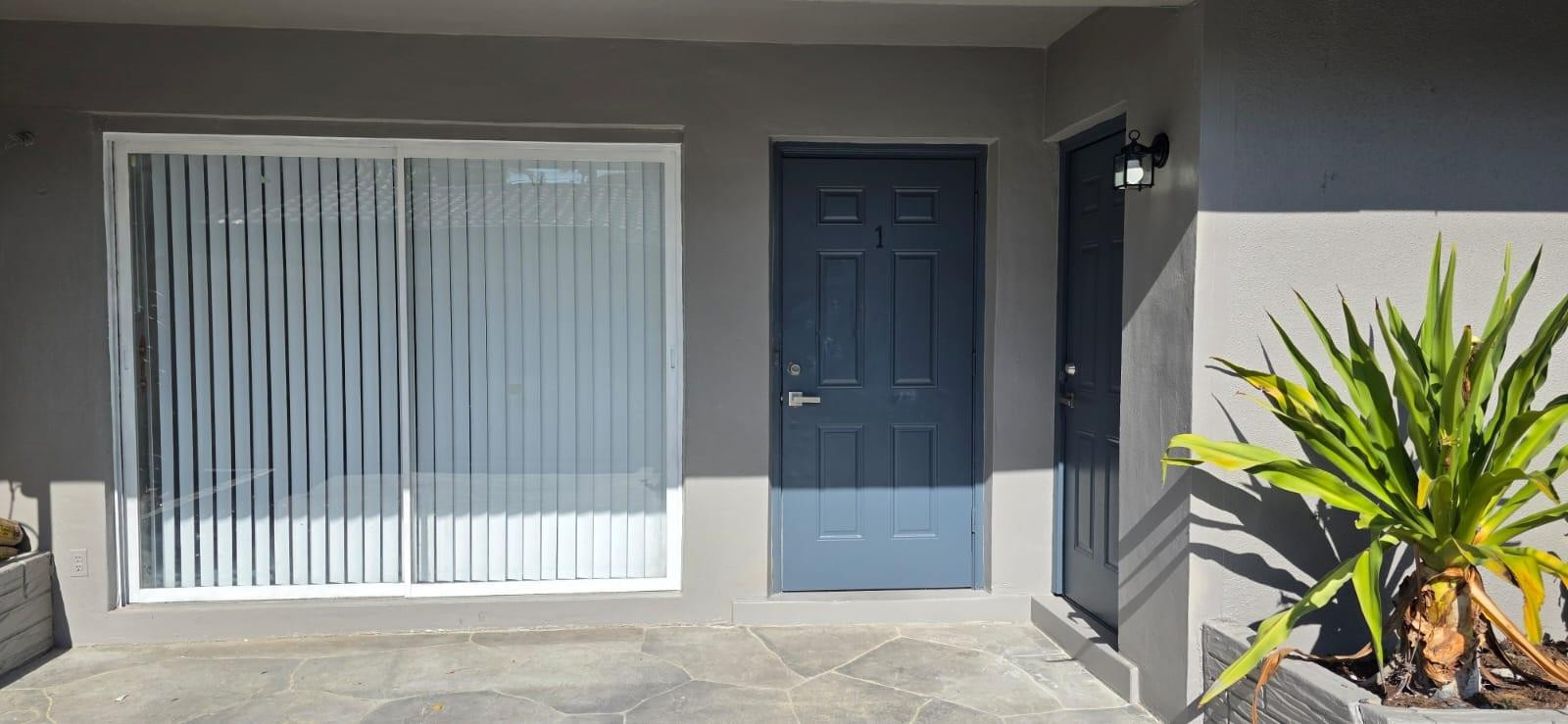 Very nice and spacious 2 bedrooms 2bathrooms apartment .Large back private and fenced backyard , New wood floors stainless steep appliances centrall ac. Large master suite ,washer and dryer.  Great cental location few minutes from downtown Hollywood and the beach.