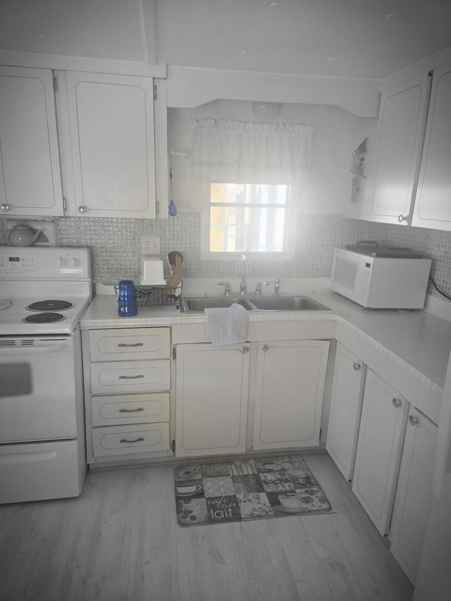HYPOLUXO HARBOR CLUB CO-OP - Residential Lease