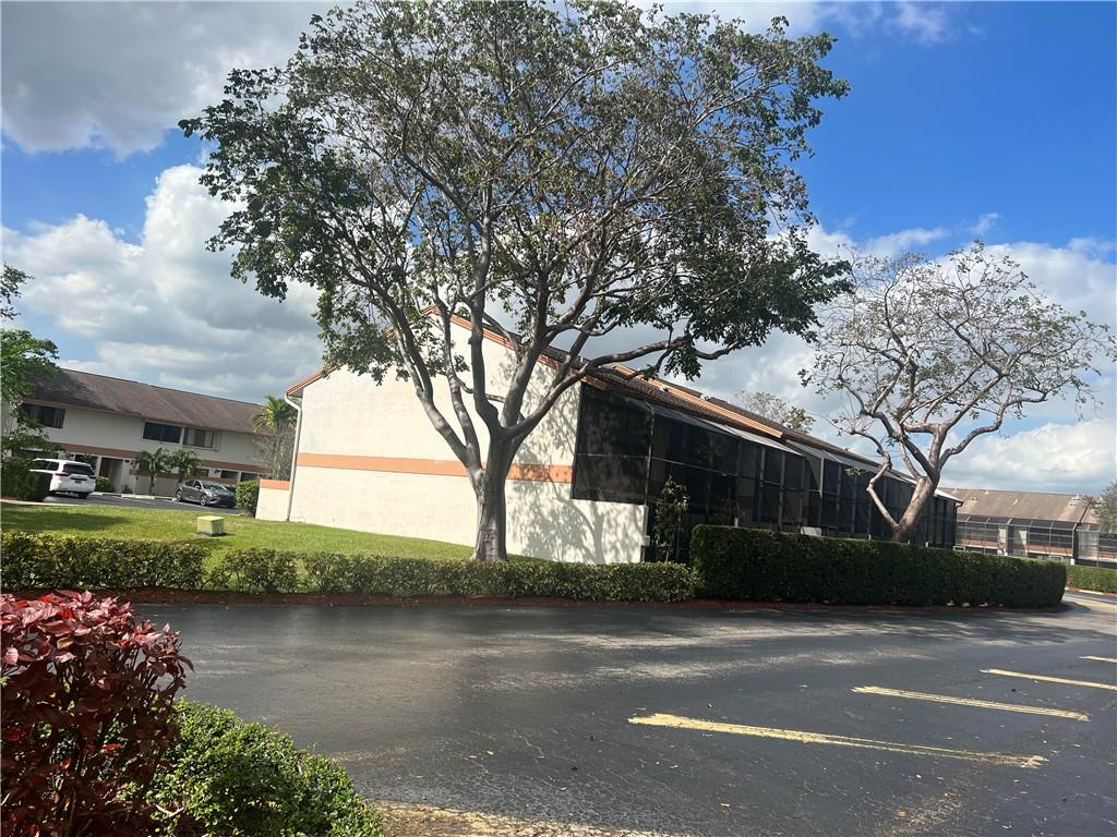 LOCATION, LOCATION!!! Townhome 3 bedrooms (1 downstairs) 1 Full bathroom upstairs, 1 half Bath downstairs. Screened patio. In a desirable and tranquil community of Townhomes at Orange Drive. 2 parking spaces in front of the unit and plenty of guest parking.