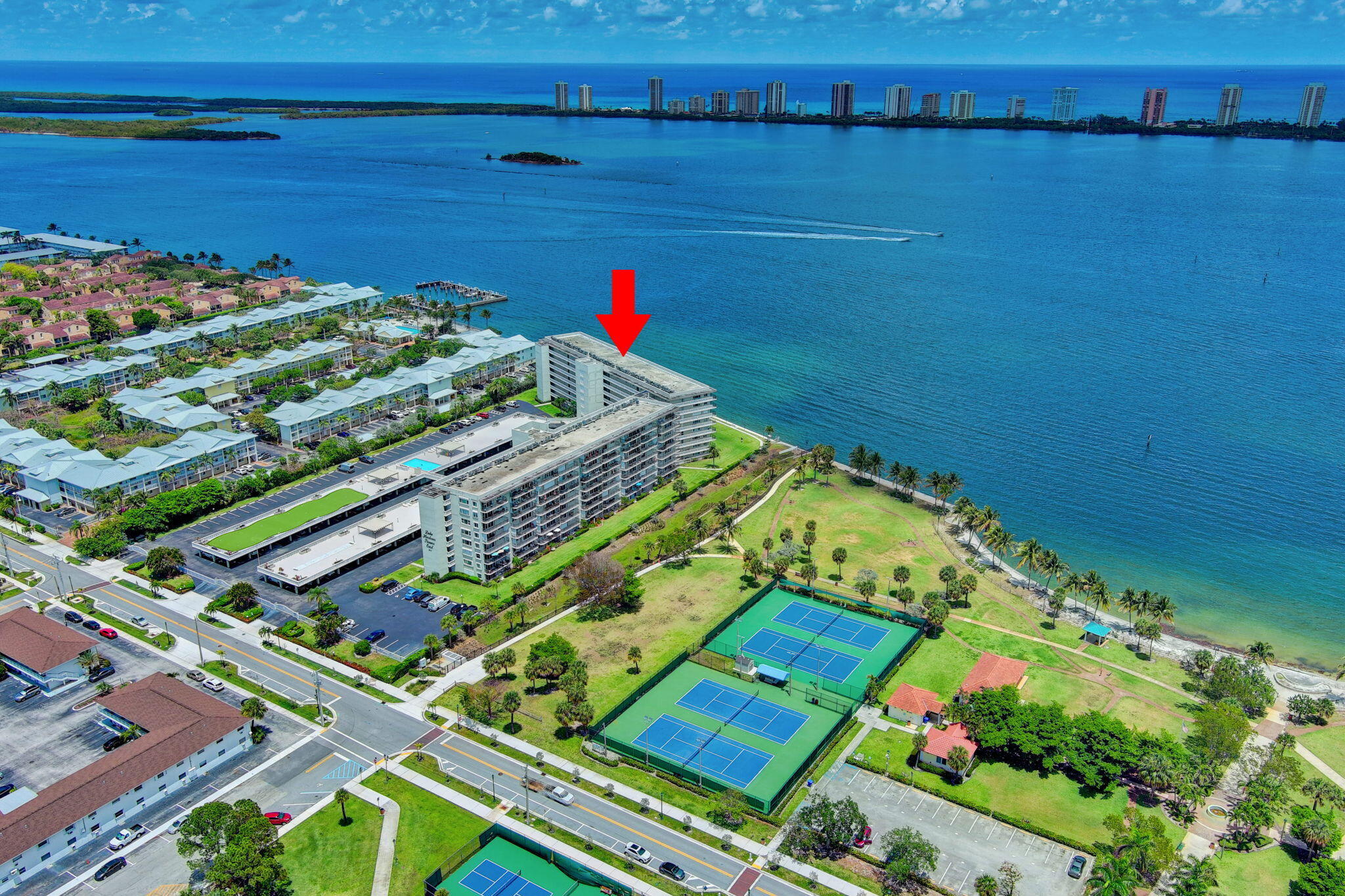 LAKE HARBOUR TOWERS CONDO - Residential