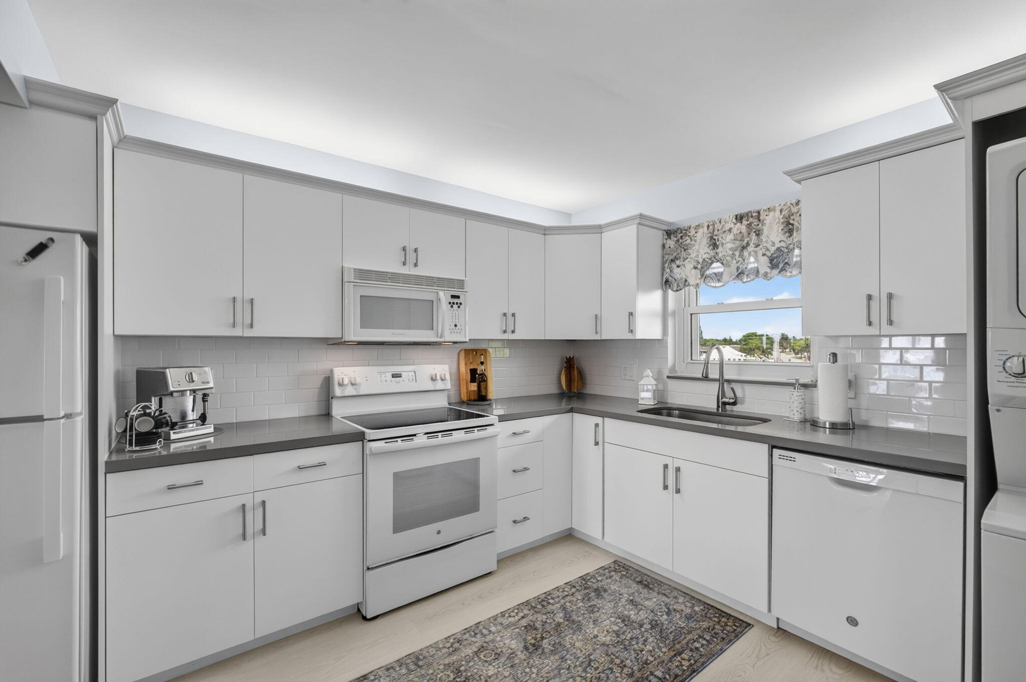 LAKE HARBOUR TOWERS CONDO - Residential