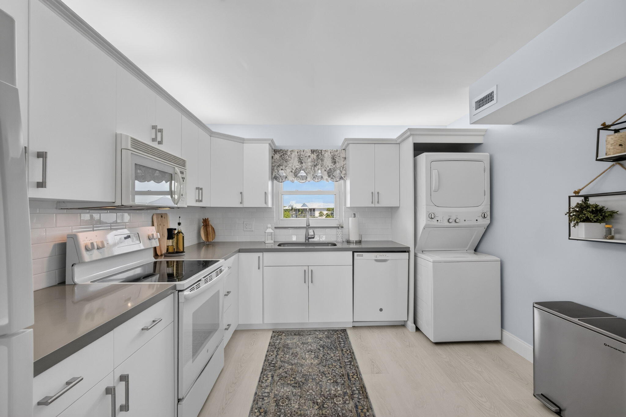 LAKE HARBOUR TOWERS CONDO - Residential