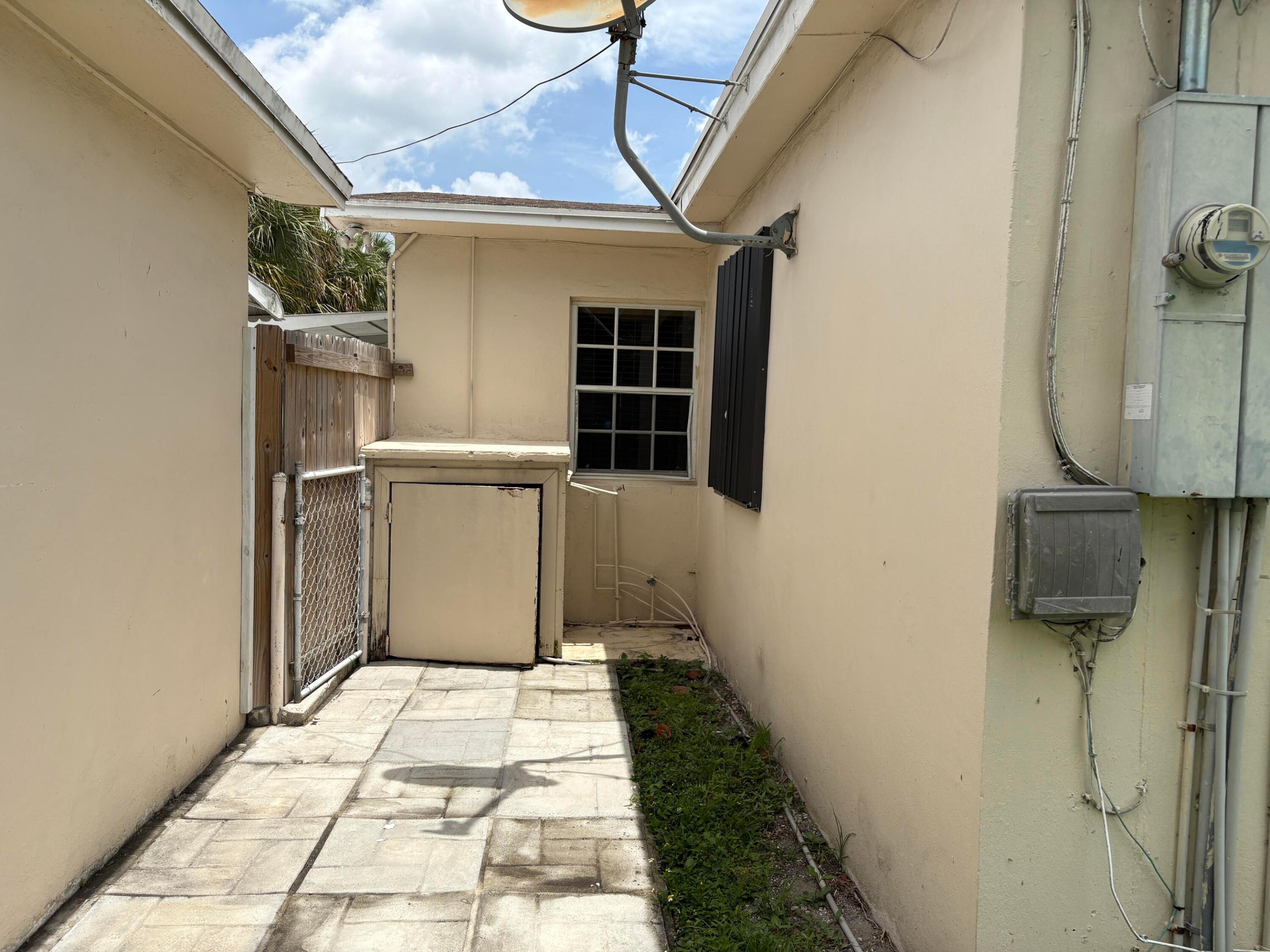 HOLLYWOOD BEACH GARDENS - Residential Lease