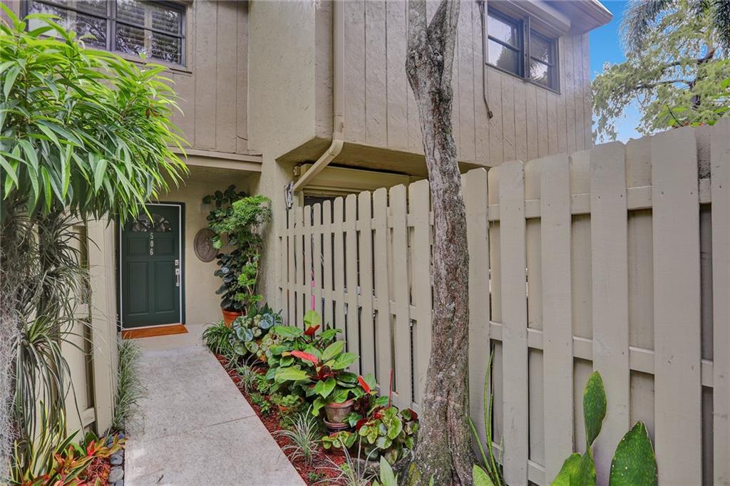 TROPICAL GARDENS - Residential