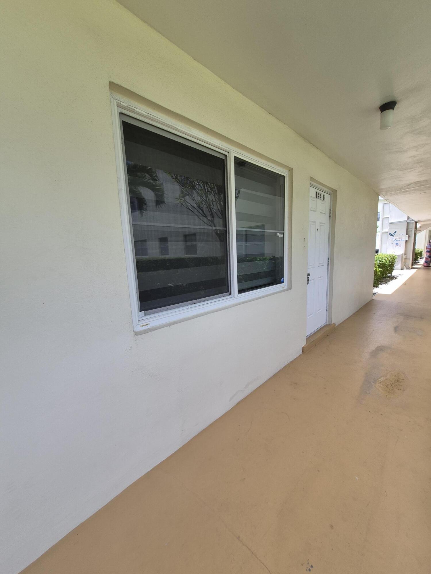 1ST FLOOR CORNER UNIT 2/1.5 CONDO IN CENTURY VILLAGE 55+ COMMUNITY. SPACIOUS AND CLEAN. RENT TODAY!