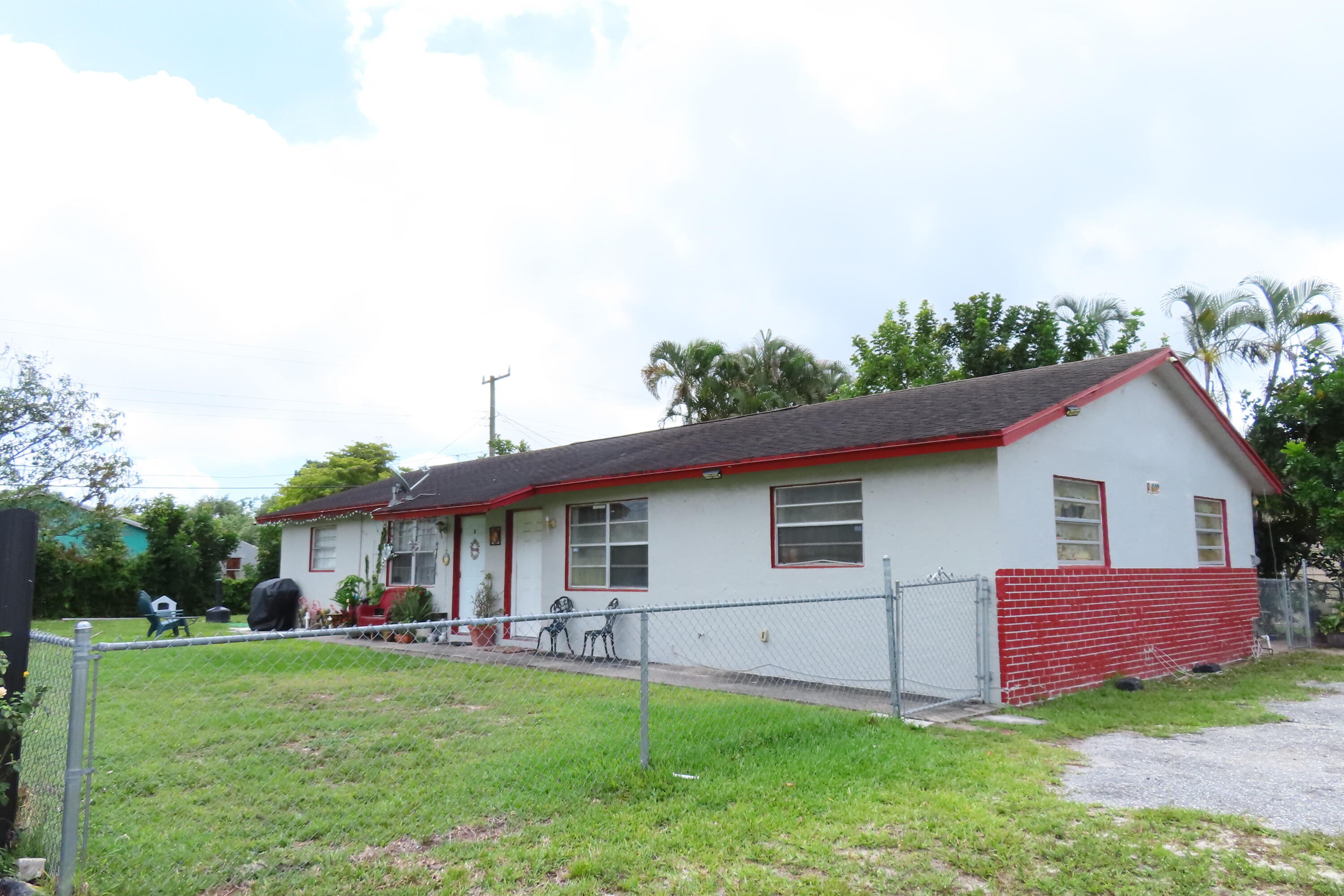 Wonderful opportunity to purchase this Duplex. Great for Investors. 2/1 Unit A and 2/1 Unit B